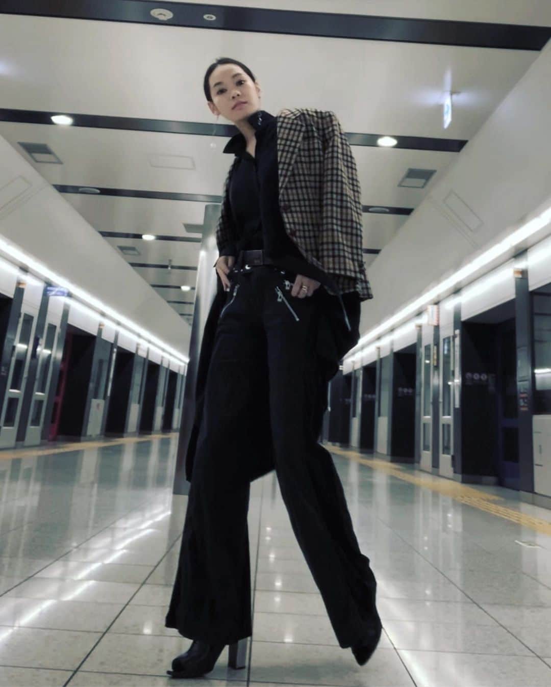 のインスタグラム：「襟立てて⚖️ ﻿ ここ数日で雪が降ったり夏みたいに暑かったり、、 不思議 地球からのメッセージ🌏🔊 ﻿ #vintage #ootd #black #checkjacket﻿ #daks #powershoulder﻿」