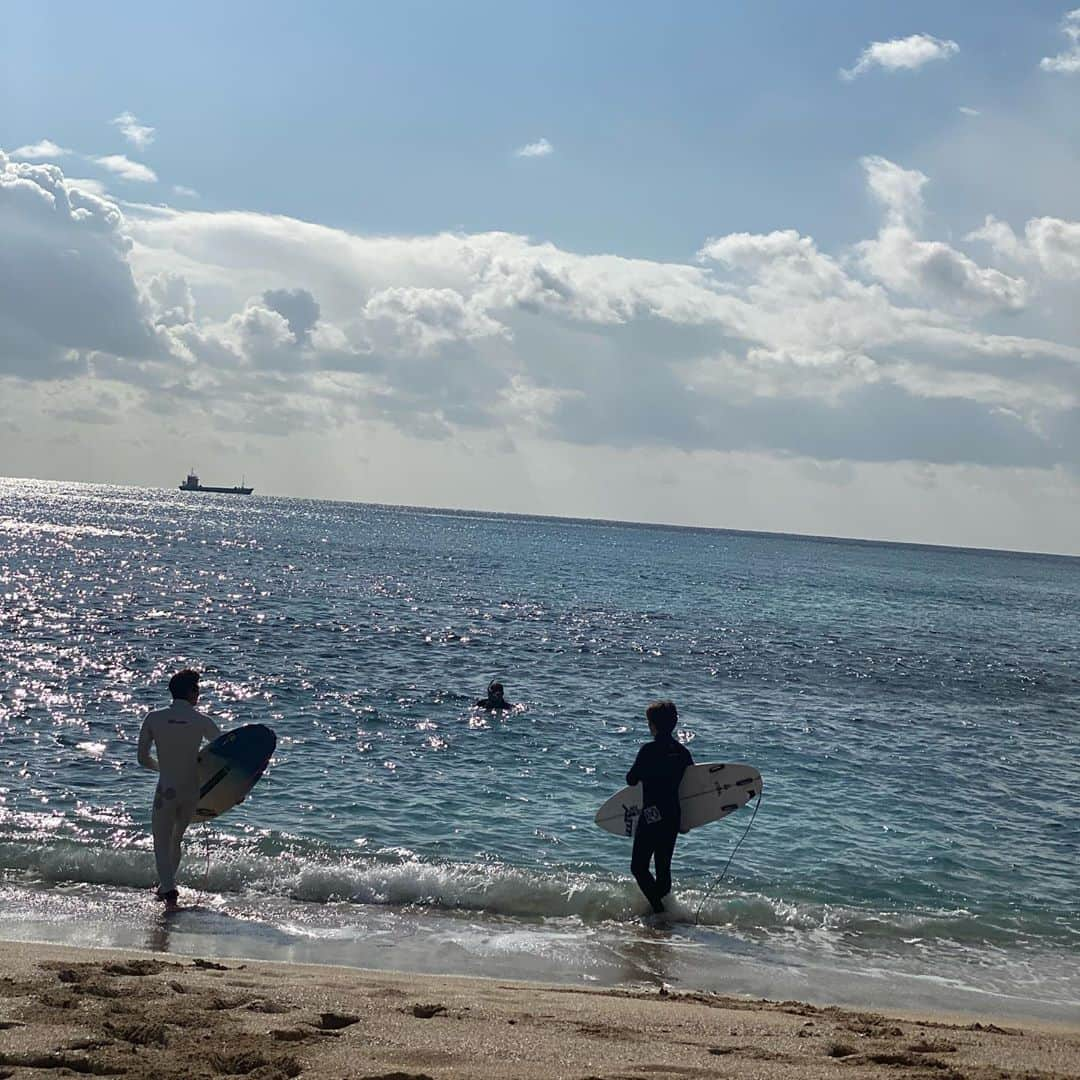 南美沙さんのインスタグラム写真 - (南美沙Instagram)「大好き❤︎ @surf_girl_tv  メンバー✨🏄‍♀️🌊. 今回の奄美大島tripロケも、、 笑いあり、震えあり、感動ありで、本当に幸せな撮影でした☺️✨🙏. . こんな時間が何よりも大事✨. ショートボード修行も頑張ってきましたよ😘✨🏄‍♀️. 是非、配信楽しみにしててね🌞✨❤️. .  #サーフボード　#ショートボード　#海に感謝　#サーフガールch  #サーフガールスタイル  #ウェットスーツ #surf #surfing  #好き  #波 #サーフガール#波乗り女子 #サーファー #surfergirl  #surf #サーフィン女子 #サーフィン  #海 #南美沙  #波乗り  #サーフィンライフ  #海ファッション  #ビーチウェア」1月30日 23時16分 - miee.misa