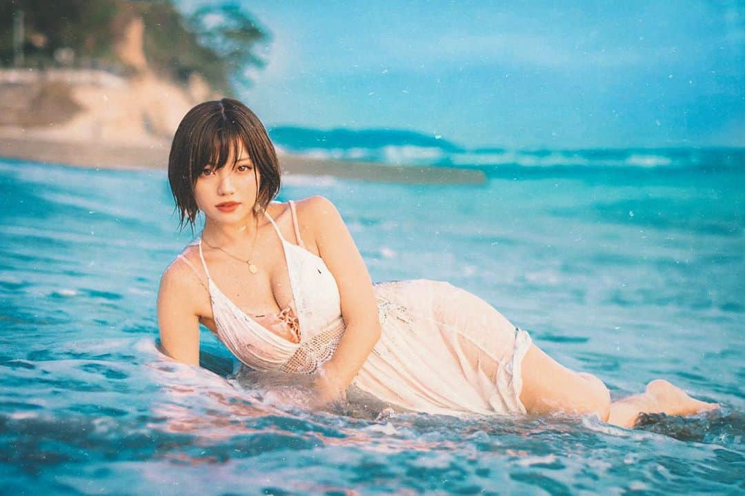 みきでりさんのインスタグラム写真 - (みきでりInstagram)「みきでり、漂流しちゃいました🌊笑 ㅤ ㅤ ポートレート撮影をまた再開したいけど… 撮影会に入るか個人でやるかとっても悩む。 屋外もスタジオ撮影もどっちも好きだから…💭 ㅤ ㅤ 仲良いカメラマンさん方と また久しぶりに撮影できたら それが1番最高なんだけどね🥺❤️ ㅤ ㅤ ㅤ ㅤ ㅤ ㅤ ㅤ ㅤ ㅤ ㅤ ㅤ ㅤ #ポートレート#作品撮り#ポートレート撮影 #ポートレートモデル #ポートレート女子#オシャレ#七里ヶ浜#由比ヶ浜#グラビア#インスタグラビア#湘南#インポートドレス #ビキニ#海#インポートファッション #カラグレ#レースワンピ #撮影依頼募集中　#portrait #portraitphotography #portraitmodel #japanesegirl #portrait_shots #beachgirl #bikinis #portraits_universe #photography #beachstyle #shonan #nikonphotography」1月30日 23時18分 - mikidelicious