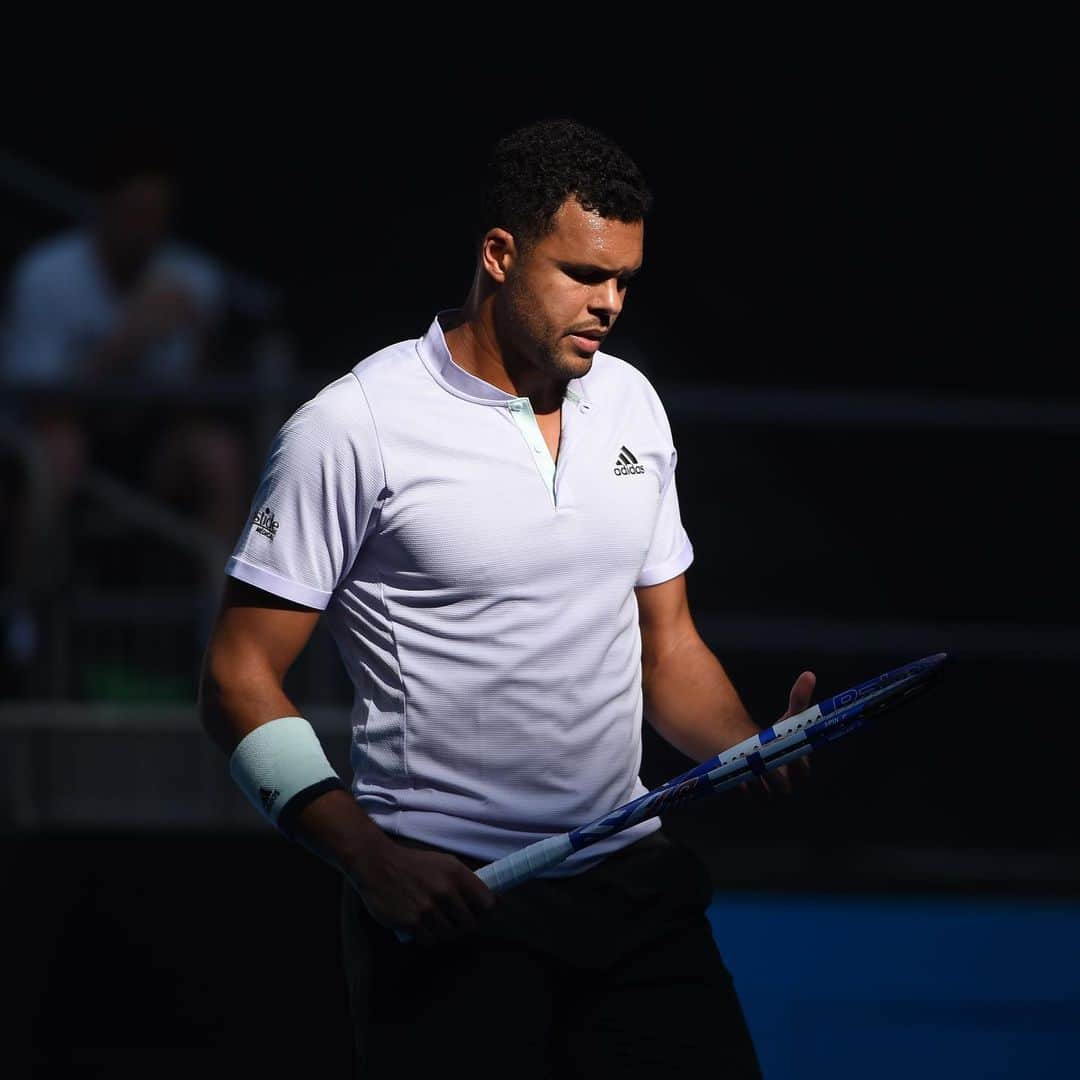 ジョー＝ウィルフリード・ツォンガのインスタグラム：「‪Bonjour à tous,‬ ‪Suite à mon abandon à @australianopen les examens ont révélé une inflammation au dos qui va malheureusement m’éloigner des courts ces prochaines semaines 😔‬ ‪Un peu de repos pour revenir au plus vite et sans douleur ! 💪🏽‬ ‪Merci la #TsongaTeam pour votre soutien 😘‬ (📸 @cocodubreuil)」