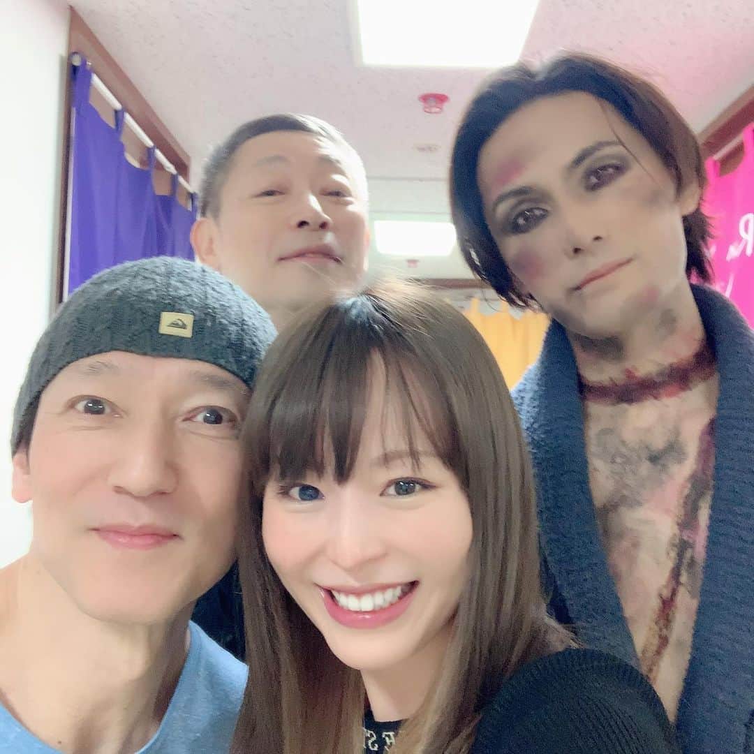 のインスタグラム：「日生劇場で本日千穐楽を迎えた、﻿ ミュージカル『フランケンシュタイン』を先週観に行きました🐻﻿ ﻿ ﻿ 初演に行けなかったので、数年越しに願い叶う✨﻿ 2役の面白さ！﻿ こういうチャレンジ良いですよね。﻿ ﻿ そして、なんでみんながクマ🐻クマ🧸言ってたのかの謎がようやく解けました笑！✨﻿ ﻿ ﻿ ロカビリー☆ジャックの生みの親、森雪之丞さんが訳詞！﻿ 同じ人からこんなにも違う世界観が生み出されるなんて凄すぎる！﻿ ﻿ お久しぶりの鈴木壮麻さん♡﻿ ブロ銃も同じ日生劇場でした✨﻿ 懐かしい‼️﻿ ﻿ 終演直後で役が抜け切っていない感じの微笑みのかーくん🐻﻿ ビューティをかけたら怪物さんが面白い感じになったので(汚れてるけどビューティ✨)、﻿ 敢えてここはビューティ盛り盛りの写真を載せますね笑笑。﻿ ﻿ アッキーと写真撮り忘れたぁ💦﻿ ﻿ ﻿ 東京公演、皆さまお疲れさまでした💫﻿ 地方公演も頑張って‼️﻿ ﻿ ﻿ ﻿ ﻿ #フランケンシュタイン #日生劇場﻿ #加藤和樹 #鈴木壮麻 #森雪之丞﻿ #ayahirano #平野綾」