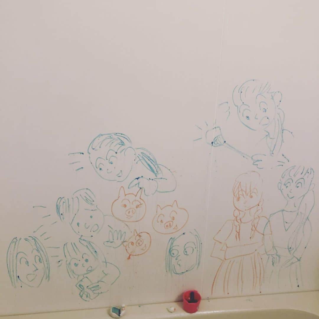 犬山紙子さんのインスタグラム写真 - (犬山紙子Instagram)「仕事で帰り遅くなってからお風呂に入ると、つるちゃんがチャゲのためにいっぱい絵を描いてあげた痕跡があって疲れが吹っ飛ぶ（物理的には吹っ飛ばない）」1月30日 23時25分 - inuyamakamiko