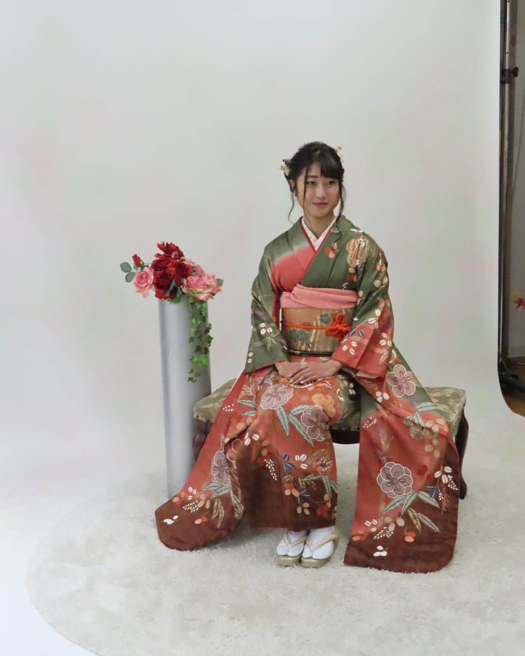 塩見綾乃さんのインスタグラム写真 - (塩見綾乃Instagram)「・ ㊗️ﾊﾀﾁ！！！ 母の着物ステキやった👘」1月30日 23時32分 - shioajiiii