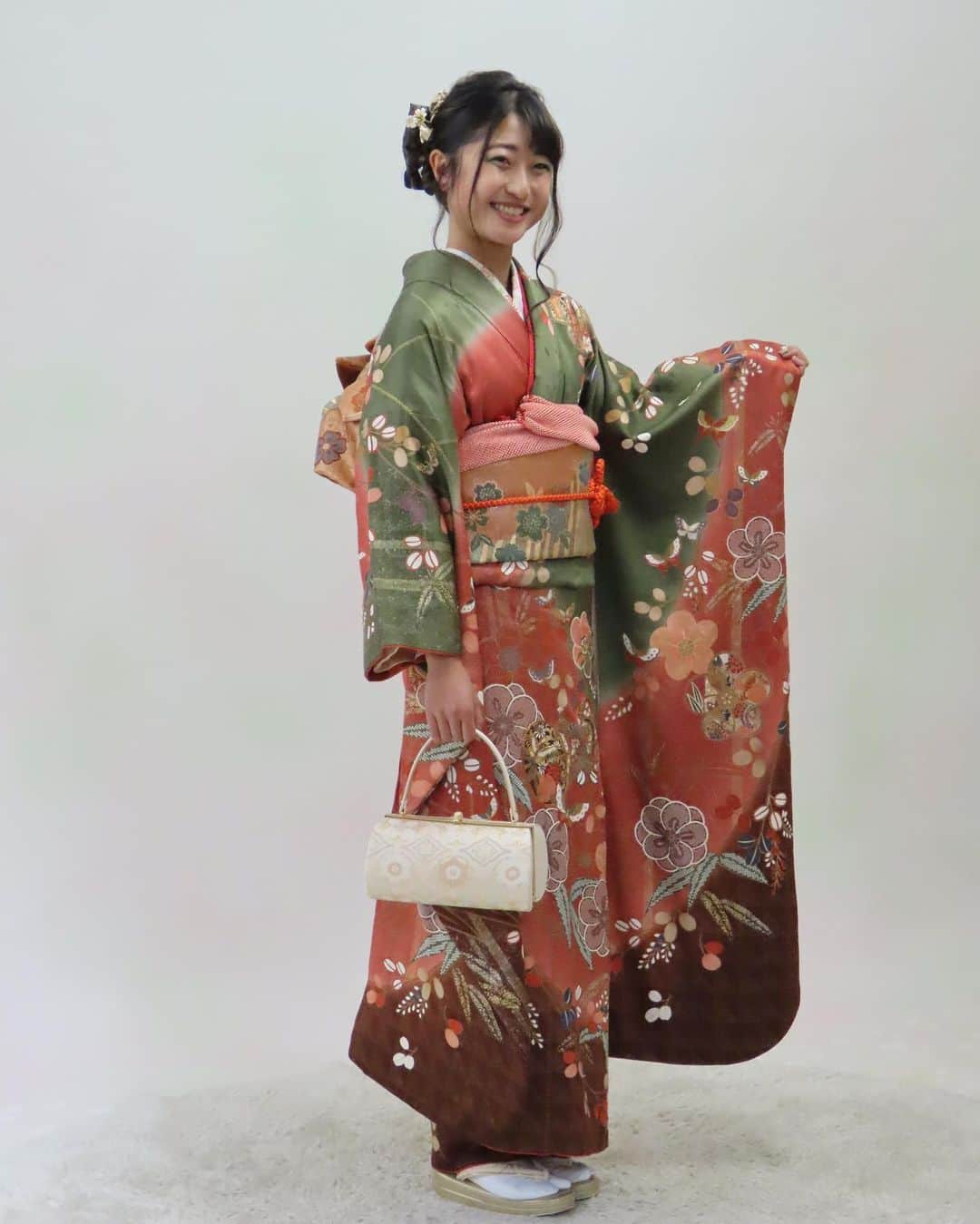 のインスタグラム：「・ ㊗️ﾊﾀﾁ！！！ 母の着物ステキやった👘」