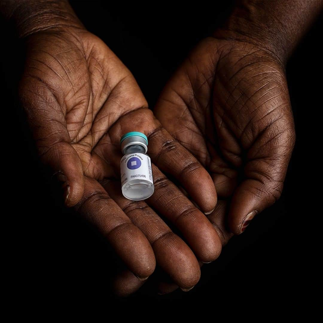 unicefさんのインスタグラム写真 - (unicefInstagram)「What if the answer to a global tragedy was already right here, in our hands? Pneumonia is a forgotten epidemic that kills more children than any other infectious disease, shattering a family every 39 seconds. There are no breaking headlines, no national tributes. But these children have a right to survive and leaders have everything they need to make that possible. Pneumonia can be prevented with this vaccine and easily treated with low-cost antibiotics. Life-saving solutions are in our hands - and with them, the lives, hopes and futures of children everywhere. . #StopPneumonia #EveryChildALIVE ©UNICEF/UN0198282/Njiokiktjien VII Photo」1月30日 23時40分 - unicef