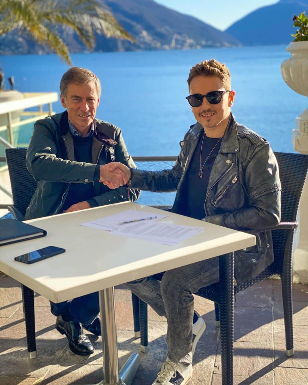 ホルヘ・ロレンソさんのインスタグラム写真 - (ホルヘ・ロレンソInstagram)「We signed our first contract in 2006, before even winning my first 250cc World Championship. 14 years and 5 titles later I return to the blue team. Thanks @yamahamotogp and Lin Jarvis in particular for the trust. 💙 ———————————————————————— Firmamos nuestro primer contrato en 2006, antes incluso de ganar mi primer Campeonato Mundial de 250cc. 14 años y 5 títulos más tarde vuelvo al equipo azul. Gracias @yamahamotogp y Lin Jarvis en particular por la confianza. 💙 ———————————————————————— #yamahamotogp #teamyamaha #yamaham1 #blueteam #signature #lugano」1月30日 23時36分 - jorgelorenzo99