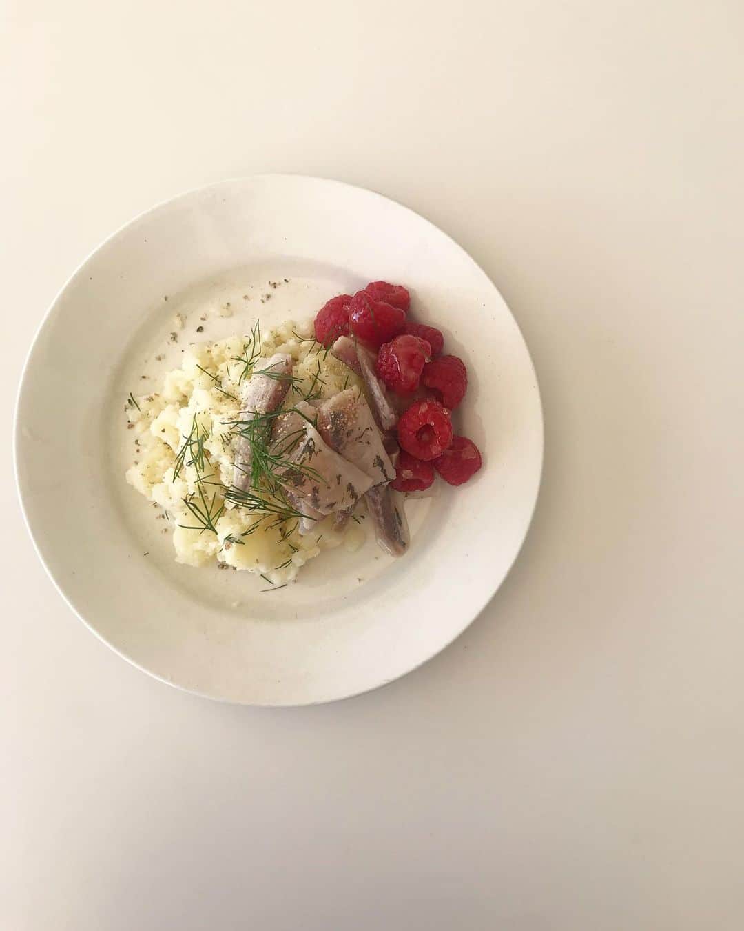 渡辺有子のインスタグラム：「いつかのアジの酢漬けをのせたポテサラ。こう暖かいと酸味のあるものが食べたくなるなぁ。」