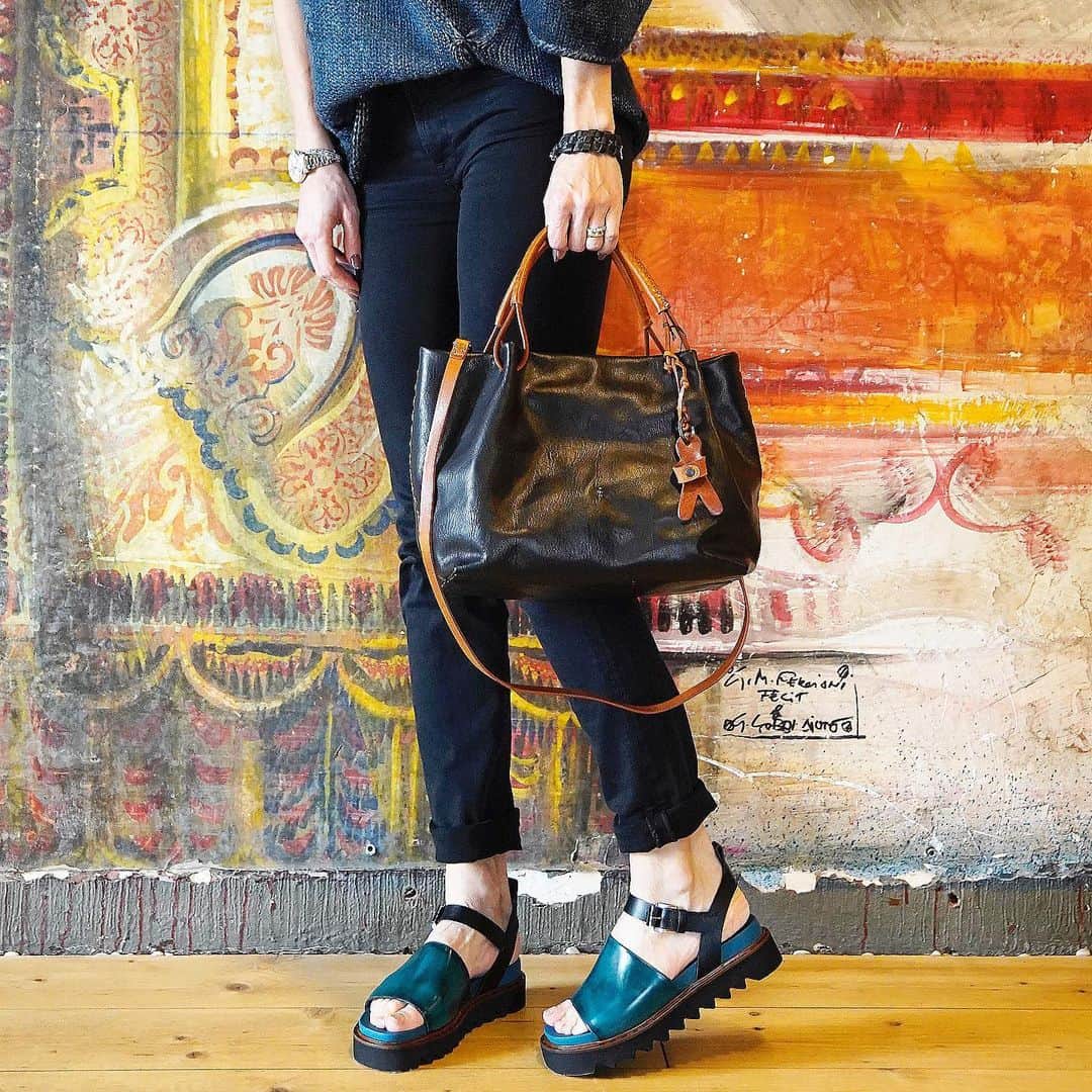エンリーベグリンのインスタグラム：「"Style is something each of us already has, all we need to do is find it.” #henrybeguelin#vegetaltinned#leather#handmade#bag#sandals#comfort#luxury#accessories#baltico#black#」