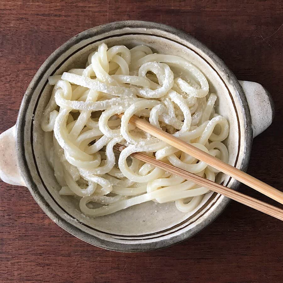 山本ゆりさんのインスタグラム写真 - (山本ゆりInstagram)「寒い日に特にお勧めのコッテリレシピ﻿ ﻿ 【うどんグラタン】です。うどグラ。﻿ ﻿ マカロニの代わりにうどんを使った、余計なことするな案件ですが、これがモチモチとろとろで美味しい！﻿ ﻿ しかも器1つで完成します。﻿ ﻿ トースターがなければただのクリームうどんで終わっても美味しい。好みで温玉乗せたらより濃厚になりますが、なくても全然いいです。﻿ ﻿ ①耐熱性の器に冷凍うどんを水にくぐらせて乗せ、ふわっとラップして600Wで3分チン。ほぐして小麦粉大さじ1を絡め、牛乳100ml、だし醤油(めんつゆでも)を小さじ2くらい適当に混ぜ、今度はラップ無しで2分チン﻿ ﻿ ②ガーッと混ぜてピザ用チーズを乗せ、トースターで軽く焦げるまで焼く。好みで温玉をのせ、味をみて追加でだし醤油をかけるだけ！﻿ ﻿ ★好みで明太子をのせたり、具にベーコンやらなんやら加えても﻿ ﻿ ★ ゆでうどんの場合は最初の加熱は2分。(1回めの加熱後は熱々じゃなくてもほぐれたら大丈夫です！)﻿ ﻿ ★レンジのワット数が違う方は7枚目写真参照﻿ ﻿ ★焼き過ぎるとパサつくのでチーズがちょい焦げたくらいでストップ(うちのトースターは5〜6分でした)﻿ ﻿ #レシピ #簡単レシピ #冷凍うどん #冷凍うどんレシピ #おうちごはん #料理 #ランチ #ダマは具と思うこと #うどんもいわば長い小麦粉のダマですし #今のは言いすぎたしうどん職人の方及びうどん職人のご家族の方並びに関係者の方に申し訳ないです」1月30日 23時41分 - yamamoto0507