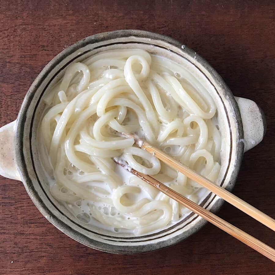 山本ゆりさんのインスタグラム写真 - (山本ゆりInstagram)「寒い日に特にお勧めのコッテリレシピ﻿ ﻿ 【うどんグラタン】です。うどグラ。﻿ ﻿ マカロニの代わりにうどんを使った、余計なことするな案件ですが、これがモチモチとろとろで美味しい！﻿ ﻿ しかも器1つで完成します。﻿ ﻿ トースターがなければただのクリームうどんで終わっても美味しい。好みで温玉乗せたらより濃厚になりますが、なくても全然いいです。﻿ ﻿ ①耐熱性の器に冷凍うどんを水にくぐらせて乗せ、ふわっとラップして600Wで3分チン。ほぐして小麦粉大さじ1を絡め、牛乳100ml、だし醤油(めんつゆでも)を小さじ2くらい適当に混ぜ、今度はラップ無しで2分チン﻿ ﻿ ②ガーッと混ぜてピザ用チーズを乗せ、トースターで軽く焦げるまで焼く。好みで温玉をのせ、味をみて追加でだし醤油をかけるだけ！﻿ ﻿ ★好みで明太子をのせたり、具にベーコンやらなんやら加えても﻿ ﻿ ★ ゆでうどんの場合は最初の加熱は2分。(1回めの加熱後は熱々じゃなくてもほぐれたら大丈夫です！)﻿ ﻿ ★レンジのワット数が違う方は7枚目写真参照﻿ ﻿ ★焼き過ぎるとパサつくのでチーズがちょい焦げたくらいでストップ(うちのトースターは5〜6分でした)﻿ ﻿ #レシピ #簡単レシピ #冷凍うどん #冷凍うどんレシピ #おうちごはん #料理 #ランチ #ダマは具と思うこと #うどんもいわば長い小麦粉のダマですし #今のは言いすぎたしうどん職人の方及びうどん職人のご家族の方並びに関係者の方に申し訳ないです」1月30日 23時41分 - yamamoto0507