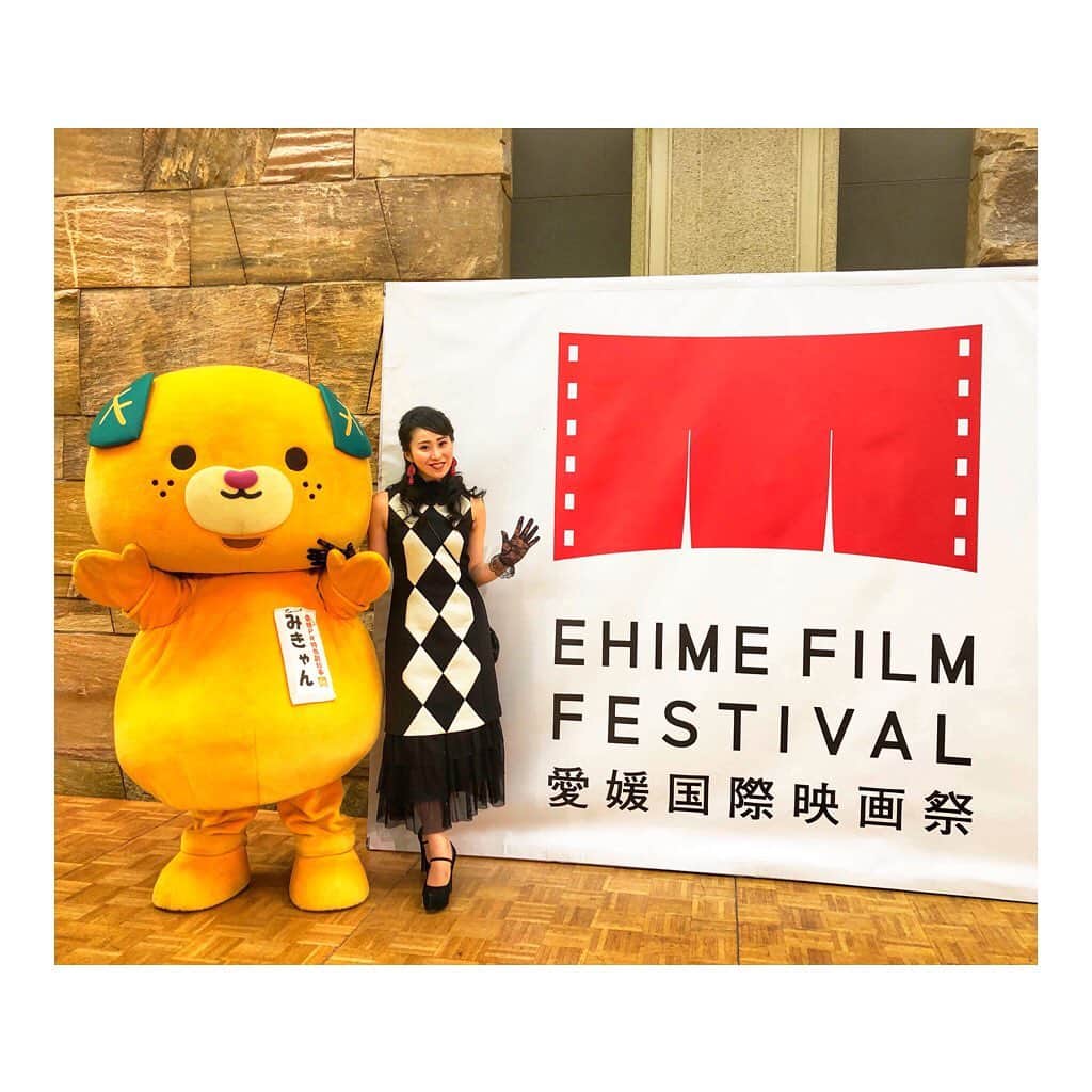 宇田恵菜さんのインスタグラム写真 - (宇田恵菜Instagram)「Ehime International Film Festival.x 第一回愛媛国際映画祭、２月２日まで愛媛各地で開催しています。  愛媛国際映画祭は 愛媛県が主体となって、愛媛の芸術をより高め発展させるためにやっています。 昨年のプレイベントでは県知事ともお話させていただき、また県庁職員の方から暖かいお見送りもあって、本当に素敵な場をありがとうございました！ て感じでした！ 私は今年参加できなかったけど、伊丹十三さんの故郷の愛媛、夏目漱石が愛した愛媛、そしてまだまだたくさんの自然が残り、映画を作るロケーションとしても素晴らしい県だと思う。 これからもたくさんの作品に携わり、愛媛の芸術にも携わりたい。 愛媛の方、是非この機会に映画祭行ってみてください！ 私はこのプレイベントで愛媛の人からたくさん応援されてる！よーし頑張るぞ！てたくさんパワーもらいました！！！！ 私は、遠いメキシコで愛媛をたくさん知ってもらえるよう、本日もがんばります！ @nankaihoso_rnb  #casting  #actress  #キャスティング #女優 #役者  #filmingcrew #filming #撮影中 #撮影クルー #日露合作 #バルトの庭 #クランクイン #愛媛出身 #明治時代 #愛媛県松山市 #actresslife #舞台挨拶 #レッドカーペット #愛媛国際映画祭 #セントラル #県知事 #宇田恵菜 #ソローキンの見た桜」1月30日 23時41分 - ena2727