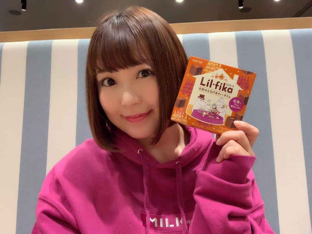 嶋梨夏さんのインスタグラム写真 - (嶋梨夏Instagram)「ねぇちょっとこのチョコレート美味しすぎるから見かけたら食べてみて🥺💓紅茶好きの人は絶対好きです！！✨ウバ茶とミルクのまろやかさにラムと焦がしバターが絡まってとろっと美味しい紅茶チョコでした💓毎日食べるぞー🥰✨✨✨ #前髪切ったよ #gardenaoyama #美容院 #Lilfika #リルフィーカ #フィーカ #ロッテ #LOTTE #チョコレート #chocolate #snack #sweets #スイーツ女子 #アラサー女子 #甘党 #丸顔 #ショートボブ #ぷに子 #photooftheday #JAPAN #japanesesweets #japanesegirl #avex #avexmanagement #instagood #followme #極度の甘党 #ricashima #嶋梨夏」1月30日 23時46分 - shimarica_jp