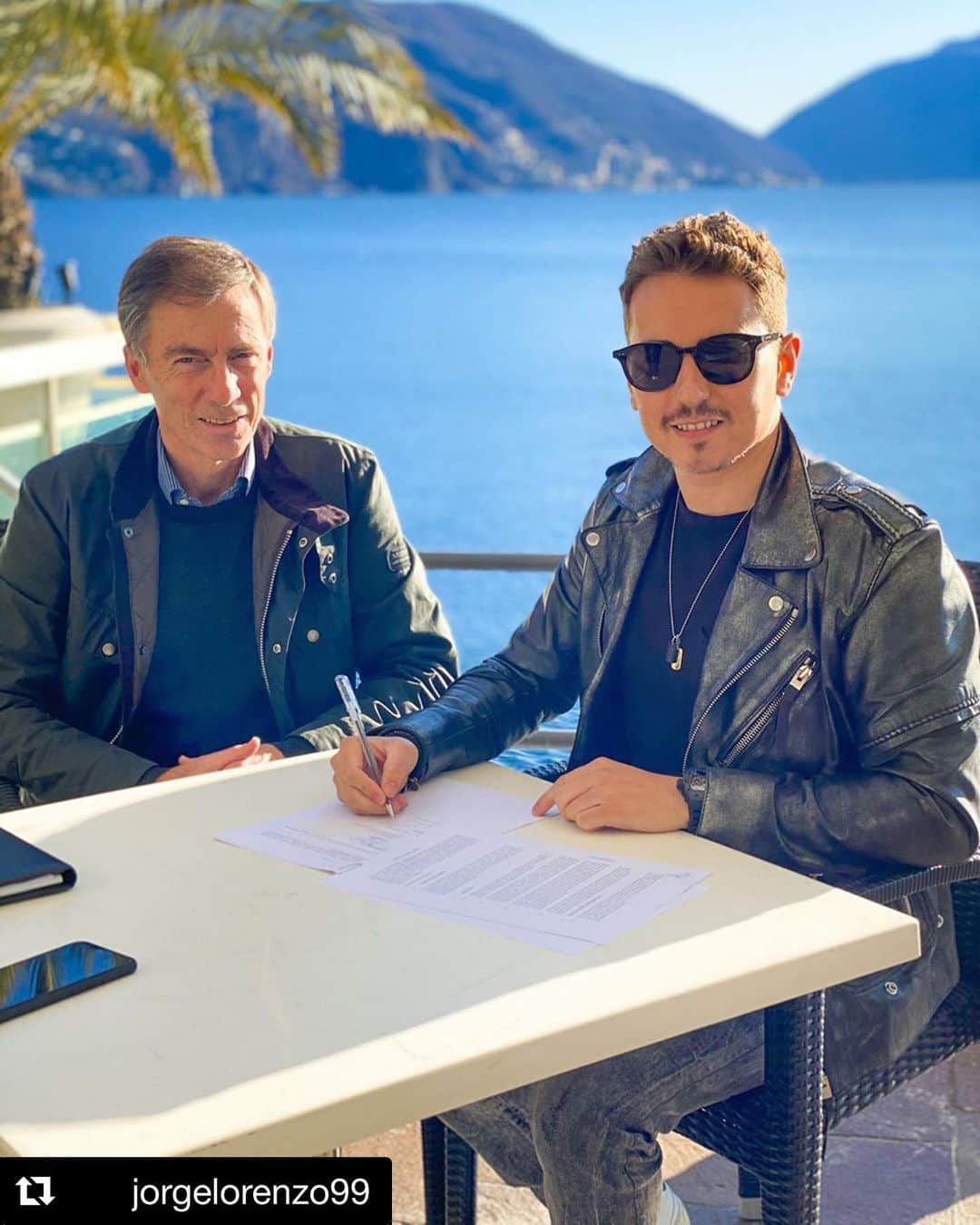 のインスタグラム：「#Repost @jorgelorenzo99 🗣 ・・・ “We signed our first contract in 2006, before even winning my first 250cc World Championship. 14 years and 5 titles later I return to the blue team. Thanks @yamahamotogp and Lin Jarvis in particular for the trust. 💙” . .  #yamahamotogp #teamyamaha #yamaham1 #blueteam #signature #lugano」