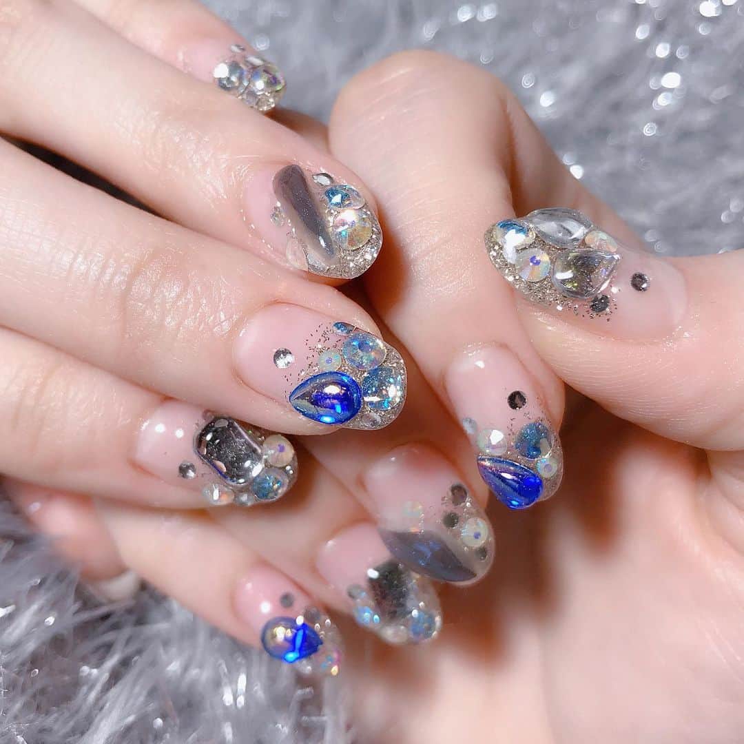 なかやまちえこのインスタグラム：「シルバーラメのグラデーションとストーンきらきら✨ #nail #nails #nailart #ネイル #美甲 #ネイルアート  #clou #nagel #ongle #ongles #unghia #japanesenailart #manucure #네일 #젤네일 #네일아트 #네일리스트 #japanesenails #manicurist #gelnails #أظافر #ジェルネイル #ラメグラデーション #ストーンネイル #グリッターネイル #ラメネイル #glitternails #新垣里沙 さん」