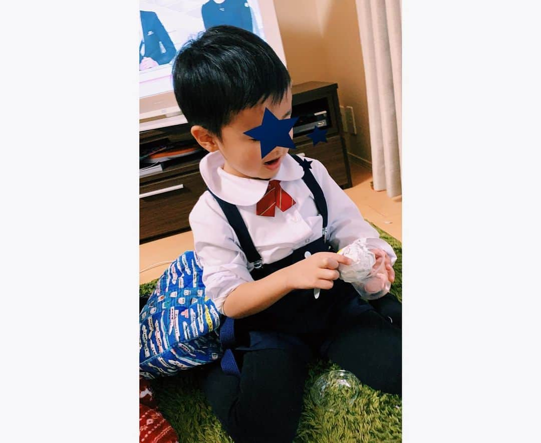 小池真友さんのインスタグラム写真 - (小池真友Instagram)「今日は長男が幼稚園でお店屋さんごっこをしてきたらしく、年長のお友達が出店したお店からたくさん買い物をしてきた(カワイイ…笑) . 帰ってきてルンルンで商品のプレゼンをしてきた🤣 私の個人的お気に入りは靴とおにぎり🤣 それにしてもよくできてる…！ おにぎりは具も入ってるし靴も素晴らしい…！ . . #年少さん #スリッパすごい可愛いって言ったら靴だよ靴だからって訂正された笑 #おにぎりの具はたらこらしい #梅じゃないよって怒られた笑 #アイスもあったんだけどこれはオレのだからって物撮り拒否されました #最近の一人称がオレ #幼稚園に染まってきた #発音はオラ」1月30日 23時51分 - koikemayu_