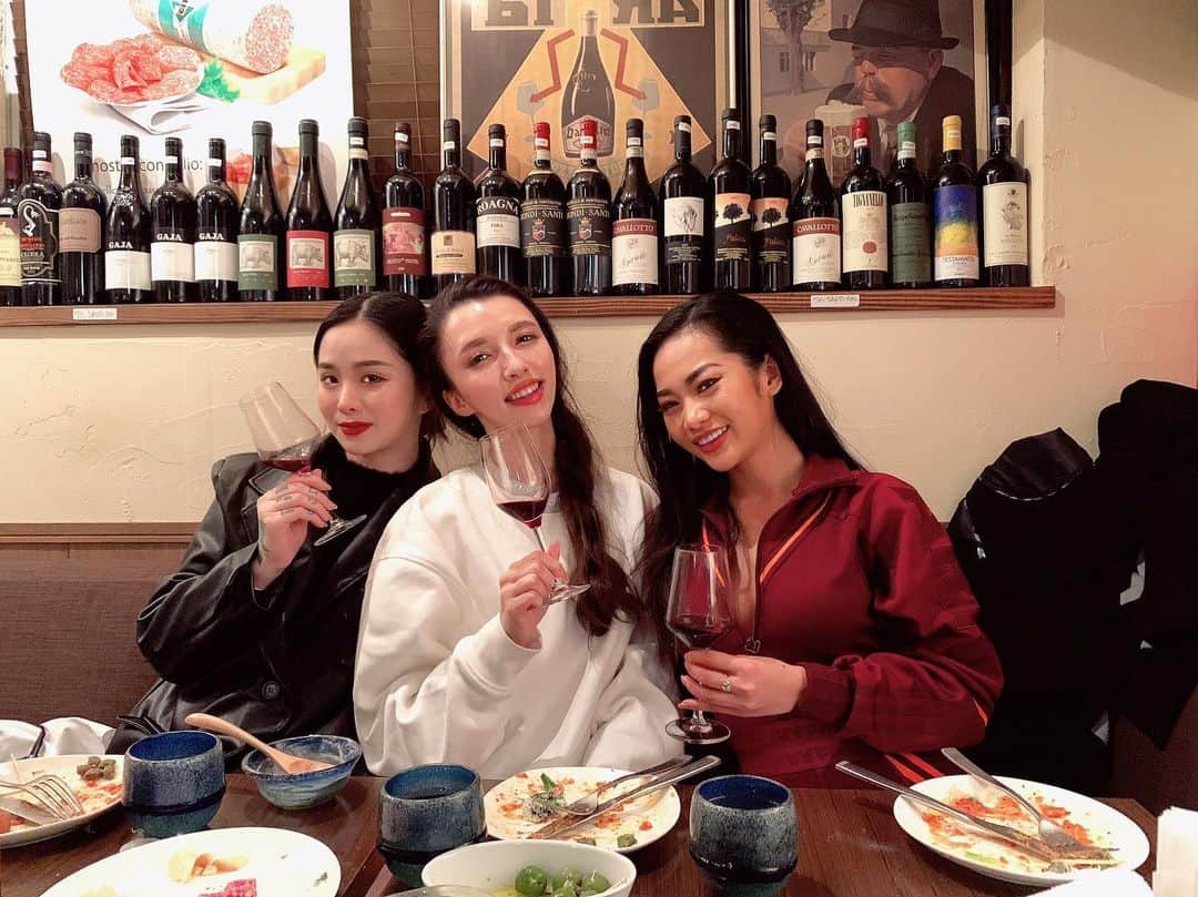 Abby Chenのインスタグラム：「Coming for my sis!!! Happy to see y’all again!! We need more parties this year lol 😝  Life short enjoy every moment:) 為了我寶寶們再次飛來東京」