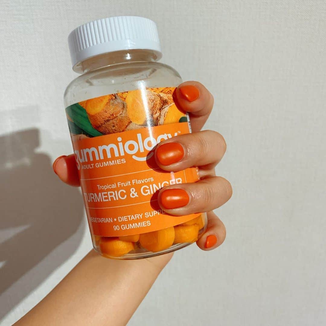 Linaのインスタグラム：「@trunail でマットオレンジ🍊 フットはミラーにした🤍. いつもありがとうございます🧡. . .  #nail #gelnails #trunail #harajuku #gumi」