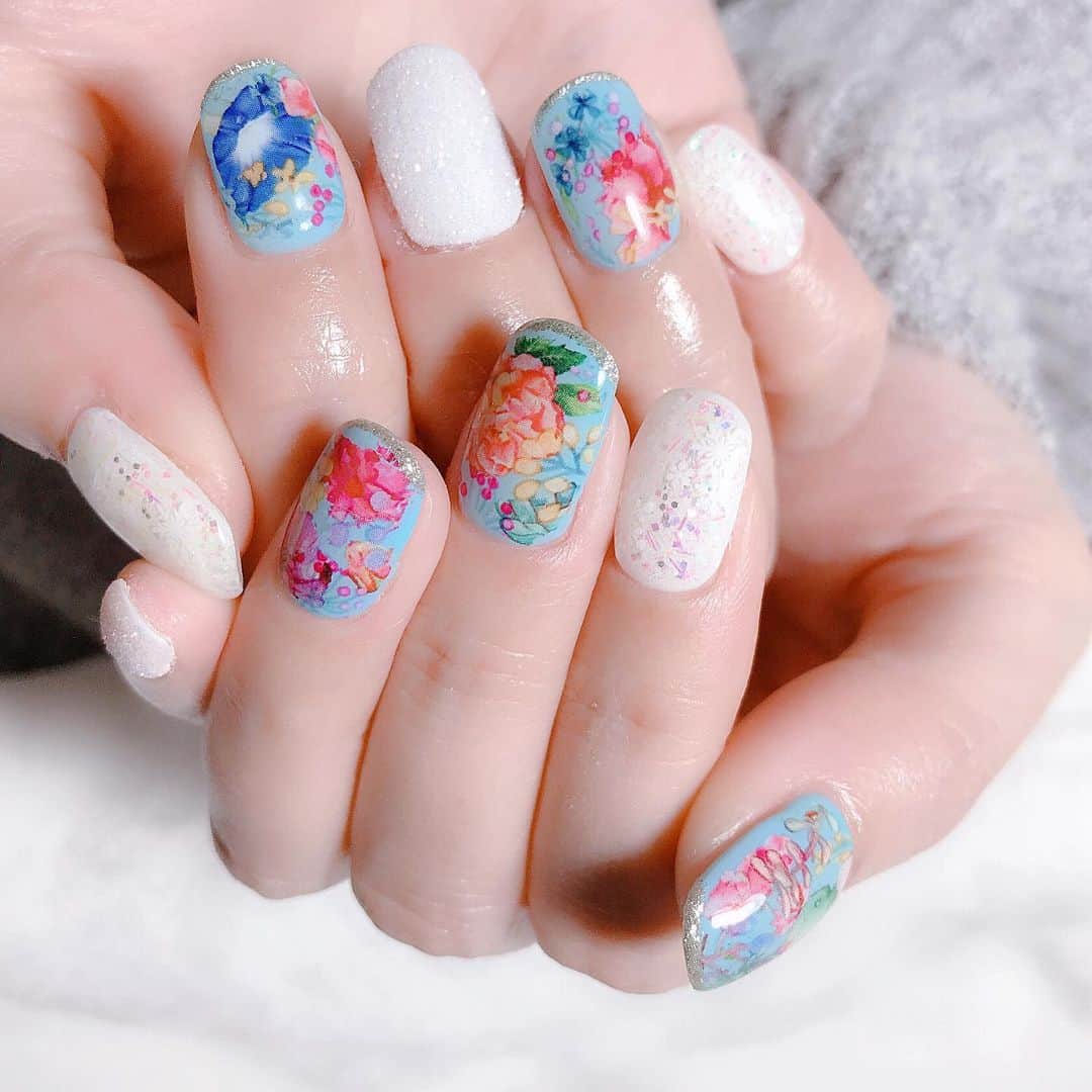 なかやまちえこのインスタグラム：「冬と夏のネイルオーダー✨ #nail #nails #nailart #ネイル #美甲 #ネイルアート  #clou #nagel #ongle #ongles #unghia #japanesenailart #manucure #네일 #젤네일 #네일아트 #네일리스트 #أظافر #ジェルネイル #gelnails #アロハネイル お花柄は #アロハシャツ を参考に🌺 ⠀ PREXYの新発売のお花柄ホイルさっそく大活躍❤️ PREGELex 834 PREGELミューズ　マザーズホワイト（M021） PremDoll 7029 PREXY なかやまselectグリッター」