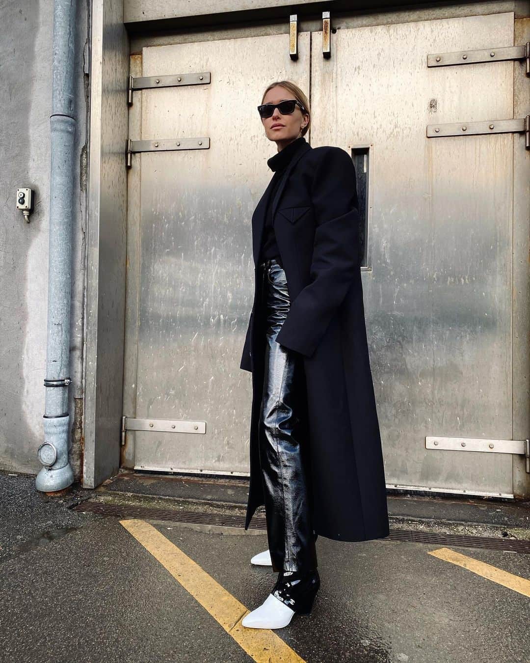 ペニーレ・タイスベックのインスタグラム：「Annonce for @modaoperandi  The long story about always wanting to dress like the boys 🖤 ( men’s coat from @bottegaveneta )  Today I’m taking over stories at @modaoperandi covering my day at @cphfw - head over there now🖤」