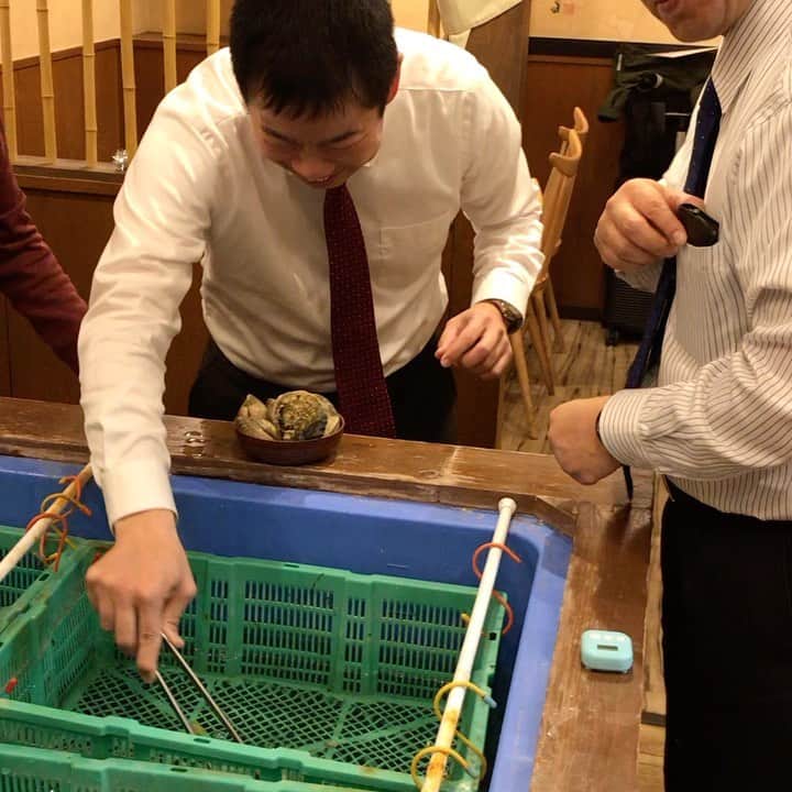 鶏魚 谷町のインスタグラム：「鶏魚です！しーちゃんです🎶 貝盛り放題は大人気です❤️ #いけすの貝 #大人気 #鶏魚 #大阪 #谷町四丁目 #駅近 #セルフ飲み放題 #地域最安値 #コース #座敷 #個室 #貝盛り放題 #ガンガン焼き #あさり #はまぐり #ホンビノス貝 #牡蠣 #さざえ #飲み会 #女将」