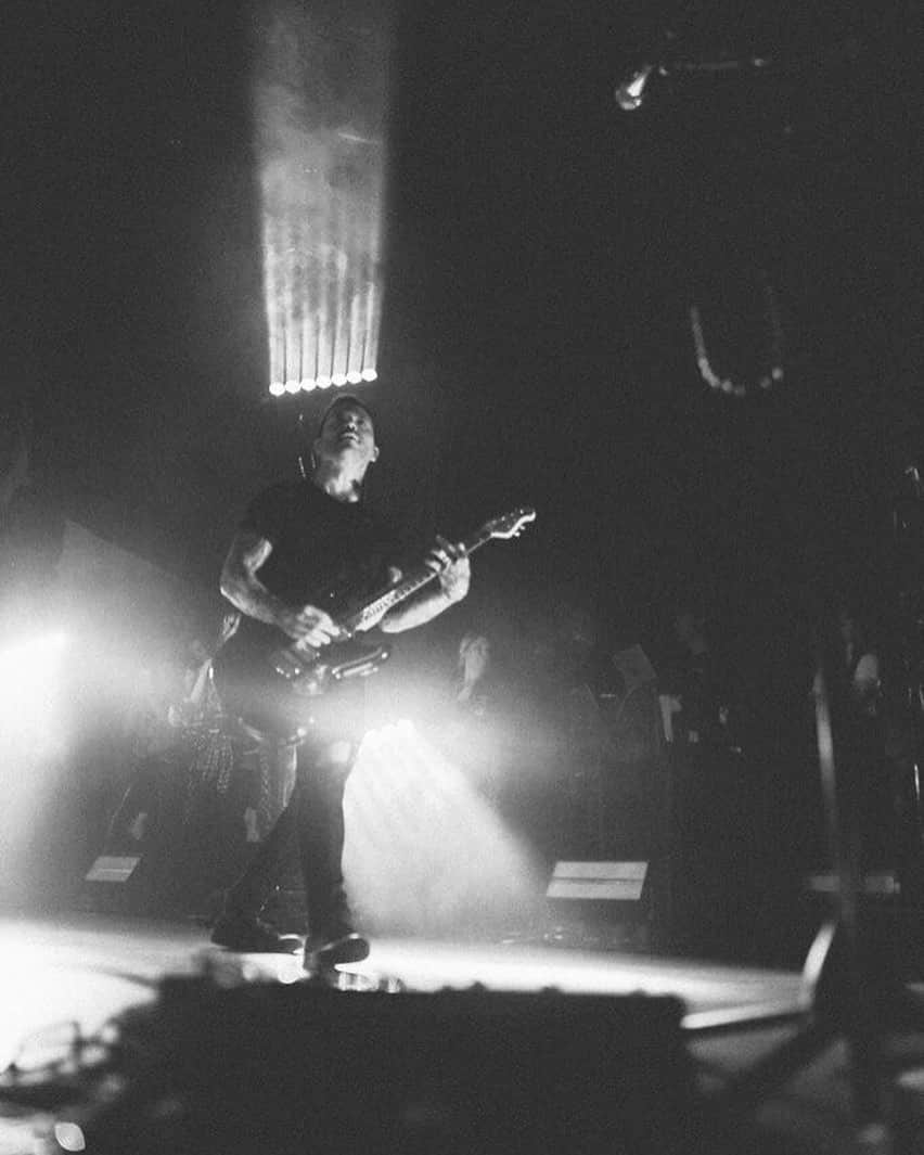 ニック・マーティンのインスタグラム：「I was going to say that the last few shows have been out of control, but the shows before that were also out of control. So.. this whole tour has been out of control. SAYREVILLE, it’s time for you to be out of control TONIGHT!  If you’re wondering.. yes, I need coffee. Thank you. I finished The Irishman last night - LOVED IT. What’re you guys watching right now? Need new recommendations.」