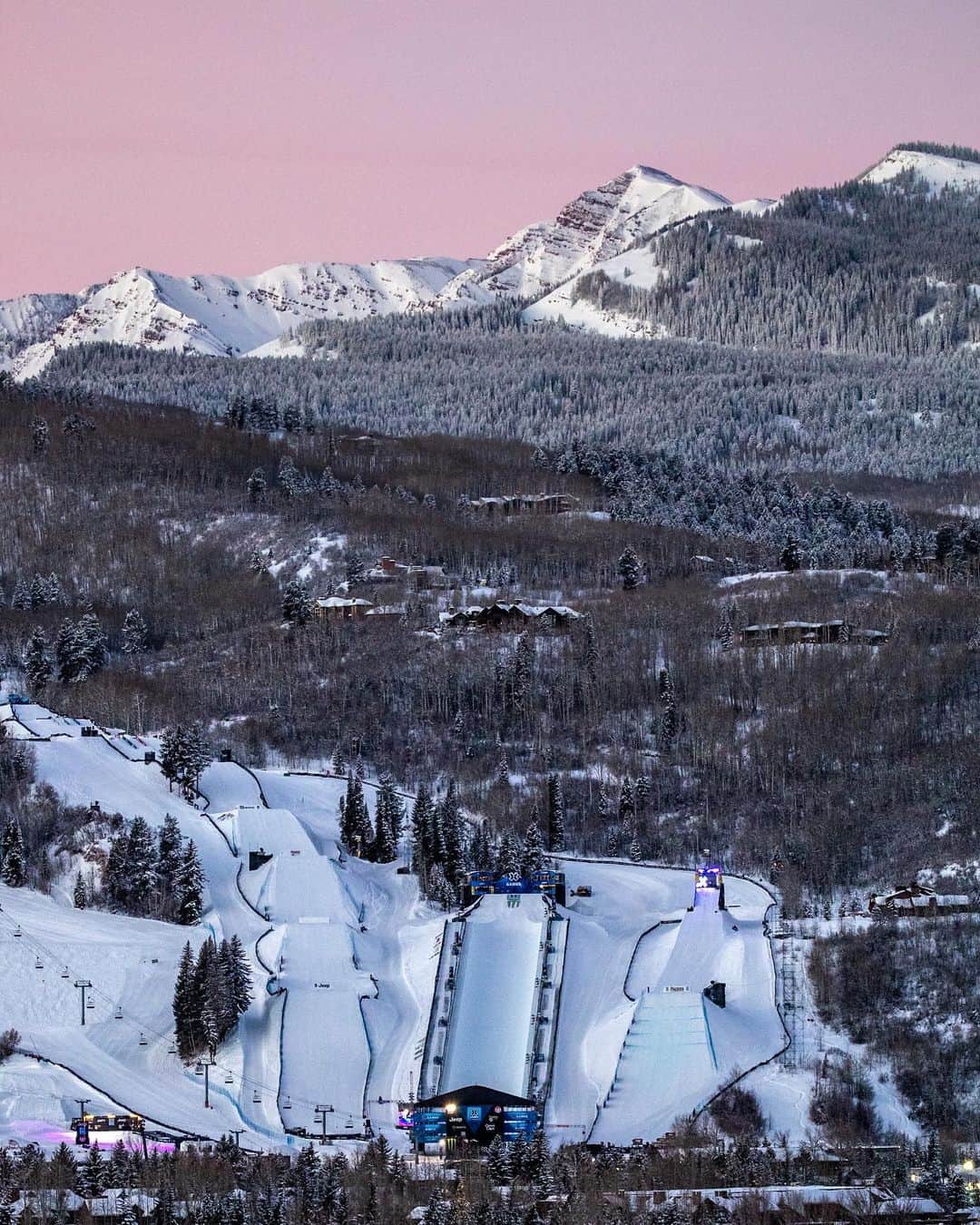 X Gamesさんのインスタグラム写真 - (X GamesInstagram)「@natgeoadventure ❌ #XGames ⠀⠀⠀⠀⠀ Photo by @sofia_jaramillo5 | Sunrise crests over the Elk Mountain Range at X Games Aspen 2020. Since 2002, the X Games winter event has been held at Buttermilk Ski Resort in Colorado. Slopestyle, SuperPipe and Big Air competitions draw top athletes from around the world. ⠀⠀⠀⠀⠀⠀⠀ Follow along as @sofia_jaramillo5 and @andy_bardon share images today from this year’s X Games on @natgeoadventure & @natgeo.」1月31日 0時11分 - xgames