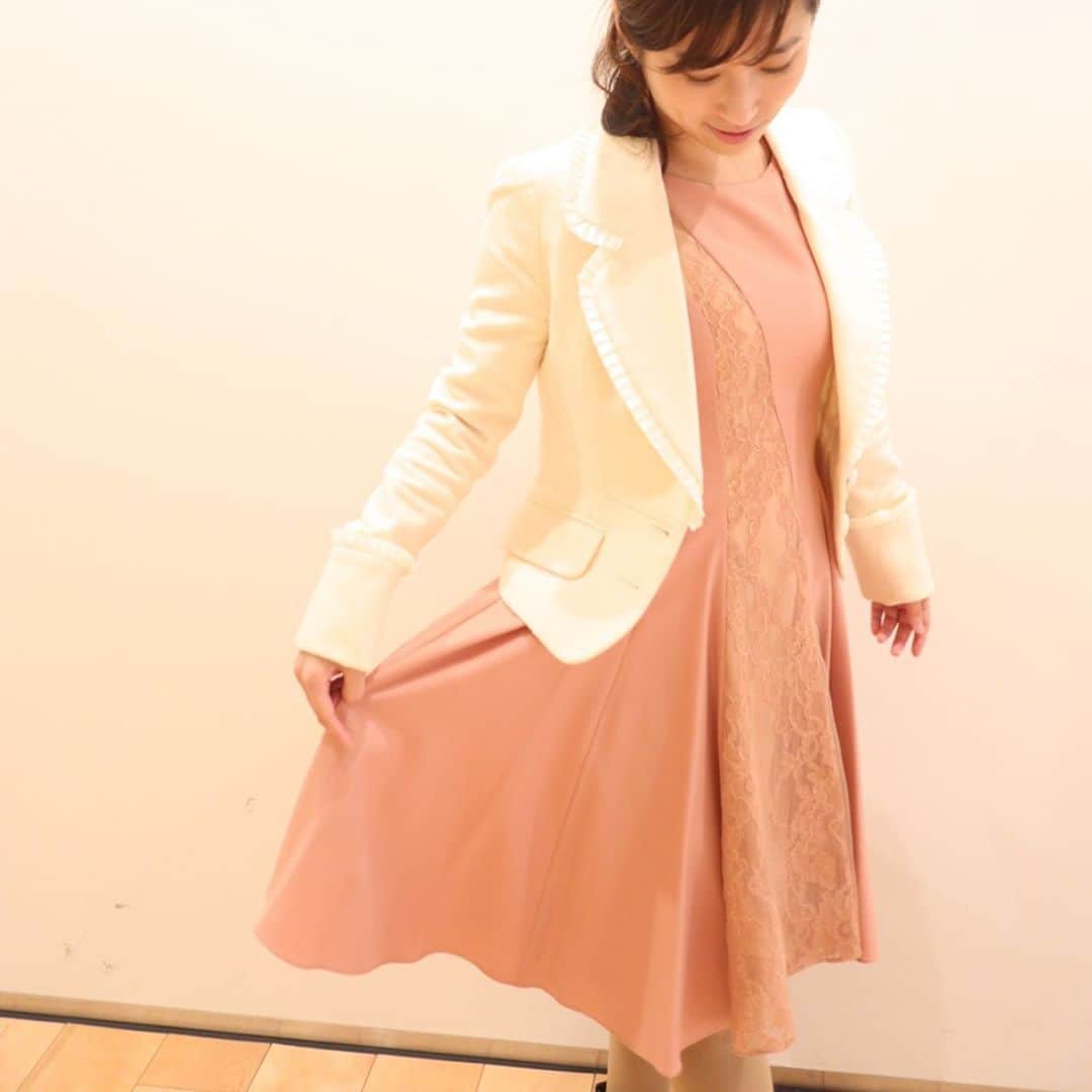 宮崎文子さんのインスタグラム写真 - (宮崎文子Instagram)「🍀coordinate🍀  #女子アナ47 のお仕事！ 先日クイズ大会の司会を担当しました。  クイズ作家　日高大介さんのアシスタントという役割でしたが、もうクイズ番組さながらの演出に大感激😂 日高さんは話のキレが抜群だし 演出担当の回さんは、クイズ愛に溢れてて(さらに顔立ちもキレイでモデルさんかと思った💦) 慶応のクイズ研究会の子達はスマートで楽しい現場でした！  衣装は少し甘めのスモーキーピンクのドレス👗✖白ジャケットで華やかさをプラス✨ レースがさりげなく入っていて甘すぎない(背中は編み上げなのでラインがきれいにでます)ところがツボ✨  オータムカラーでもスモーキーなら着られると発見👀  2020はバラエティーにも挑戦したいですね  Dorress→DORRYDOLL Boots→Poolside  #衣装  #女子アナコーデ  #女子アナ47  #女子アナ47dorrydoll #甘めコーデ  #白ジャケット  #ootd  #フリーアナウンサー  #dorrydoll  #パーソナルカラー #オータム #スモーキーピンク #大人女子」1月31日 0時11分 - fumiko.miyazaki29