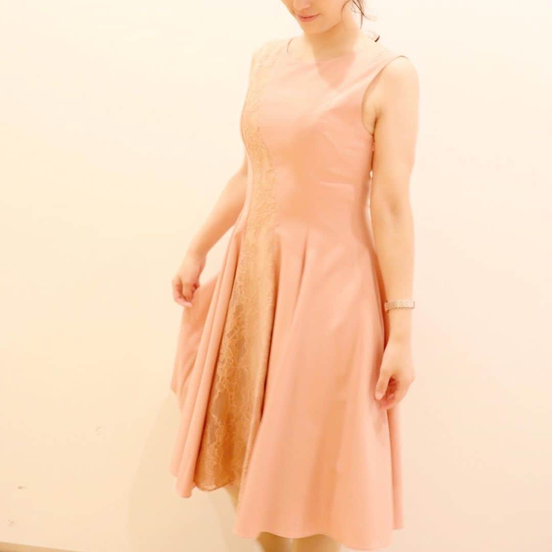 宮崎文子さんのインスタグラム写真 - (宮崎文子Instagram)「🍀coordinate🍀  #女子アナ47 のお仕事！ 先日クイズ大会の司会を担当しました。  クイズ作家　日高大介さんのアシスタントという役割でしたが、もうクイズ番組さながらの演出に大感激😂 日高さんは話のキレが抜群だし 演出担当の回さんは、クイズ愛に溢れてて(さらに顔立ちもキレイでモデルさんかと思った💦) 慶応のクイズ研究会の子達はスマートで楽しい現場でした！  衣装は少し甘めのスモーキーピンクのドレス👗✖白ジャケットで華やかさをプラス✨ レースがさりげなく入っていて甘すぎない(背中は編み上げなのでラインがきれいにでます)ところがツボ✨  オータムカラーでもスモーキーなら着られると発見👀  2020はバラエティーにも挑戦したいですね  Dorress→DORRYDOLL Boots→Poolside  #衣装  #女子アナコーデ  #女子アナ47  #女子アナ47dorrydoll #甘めコーデ  #白ジャケット  #ootd  #フリーアナウンサー  #dorrydoll  #パーソナルカラー #オータム #スモーキーピンク #大人女子」1月31日 0時11分 - fumiko.miyazaki29