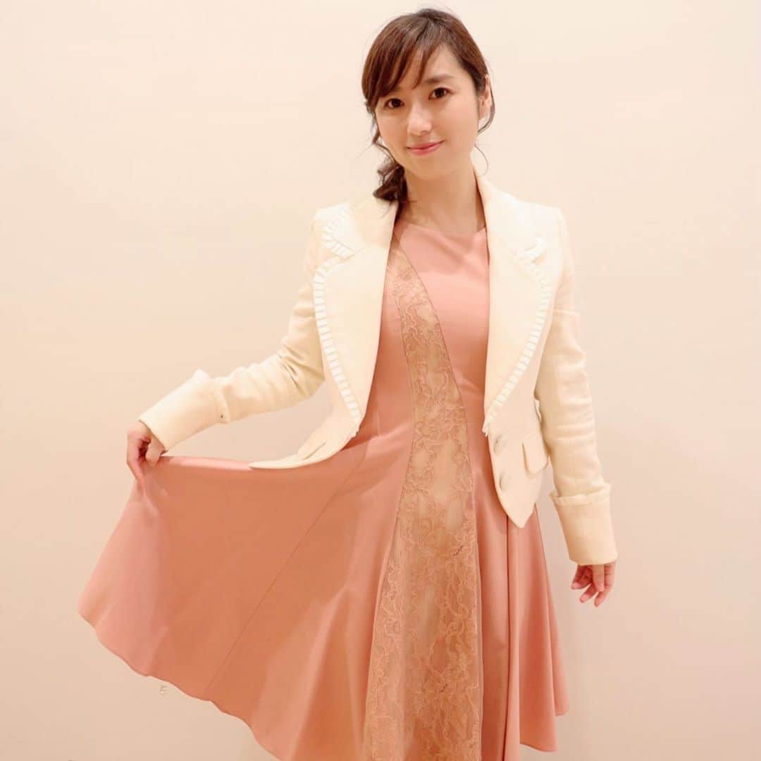宮崎文子のインスタグラム：「🍀coordinate🍀  #女子アナ47 のお仕事！ 先日クイズ大会の司会を担当しました。  クイズ作家　日高大介さんのアシスタントという役割でしたが、もうクイズ番組さながらの演出に大感激😂 日高さんは話のキレが抜群だし 演出担当の回さんは、クイズ愛に溢れてて(さらに顔立ちもキレイでモデルさんかと思った💦) 慶応のクイズ研究会の子達はスマートで楽しい現場でした！  衣装は少し甘めのスモーキーピンクのドレス👗✖白ジャケットで華やかさをプラス✨ レースがさりげなく入っていて甘すぎない(背中は編み上げなのでラインがきれいにでます)ところがツボ✨  オータムカラーでもスモーキーなら着られると発見👀  2020はバラエティーにも挑戦したいですね  Dorress→DORRYDOLL Boots→Poolside  #衣装  #女子アナコーデ  #女子アナ47  #女子アナ47dorrydoll #甘めコーデ  #白ジャケット  #ootd  #フリーアナウンサー  #dorrydoll  #パーソナルカラー #オータム #スモーキーピンク #大人女子」