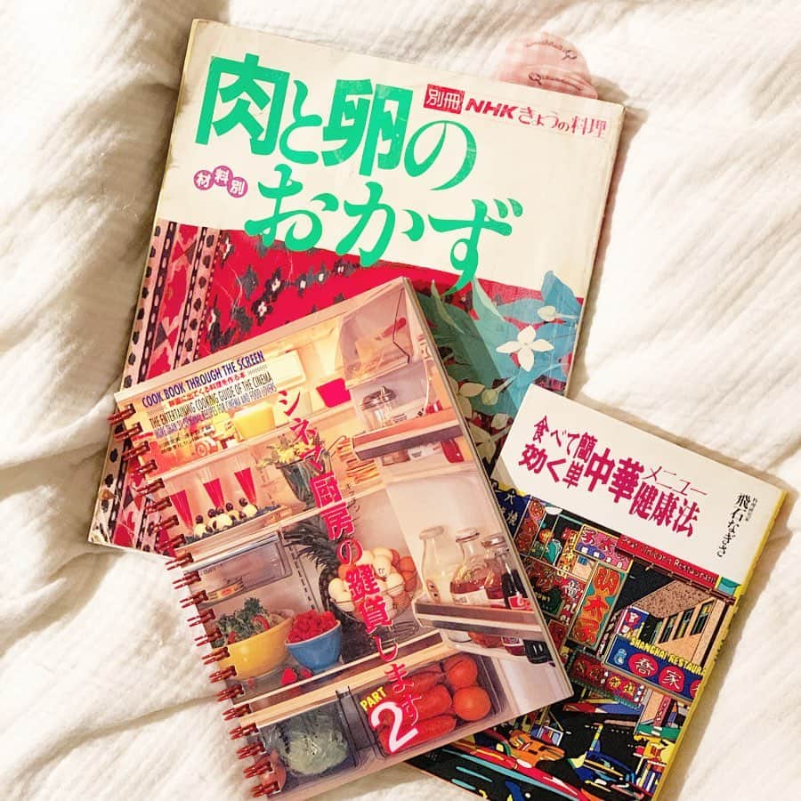 RIKAPEPEのインスタグラム：「ちょっと懐かしい雑誌や料理本が好き。基礎が丁寧にまとめられているし、独自の世界観で掘り下げられた内容がユニークで為になる。ついでに、当時の広告のコピーも見るのが愉しみのひとつです😙  #料理本 #料理本マニア  #ねんきはいりすぎ #古本が好き」