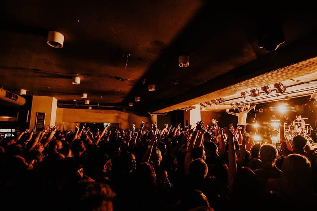 The Amity Afflictionさんのインスタグラム写真 - (The Amity AfflictionInstagram)「Thank you for two wild nights Coolangatta. Sunshine Coast, you’re up! 📷 @tomise」1月31日 0時11分 - theamityaffliction