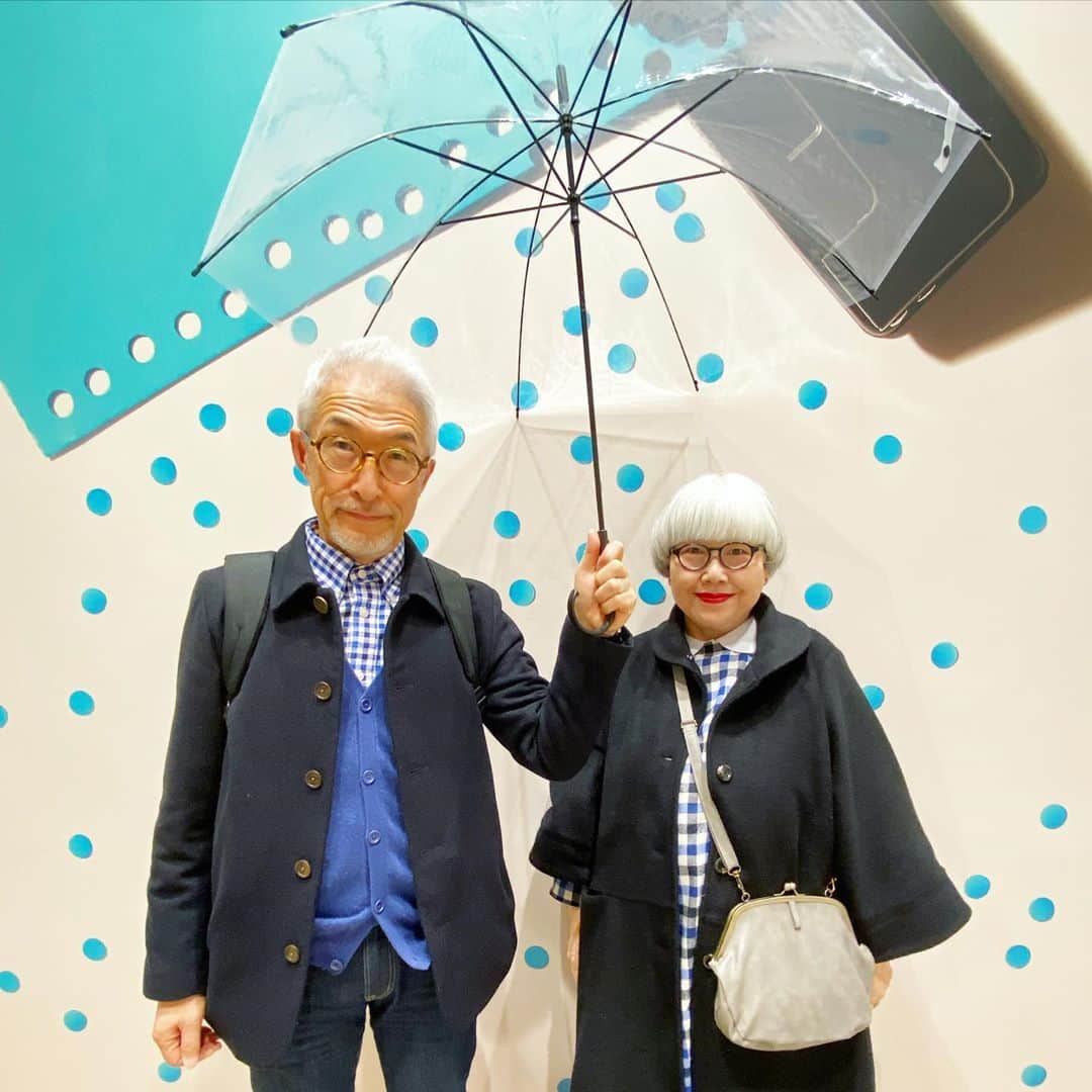 bon ponさんのインスタグラム写真 - (bon ponInstagram)「山形県東根市の公益文化施設「まなびあテラス」で開催中の『MINIATURE LIFE展～田中達也　見立ての世界～』を観に行ってきました。 @tanaka_tatsuya  朝ドラ「ひよっこ」のタイトルバックでも有名で、Instagramもフォローしていて、日頃から楽しく拝見させていただいていたのですが、その本物を観ることができて感激でした‼️😍😍 精巧な作りに驚くとともに、アイデアの素晴らしさに感嘆しました😳😳 会場内の作品は全て撮影可で、フォトスポットもあってとても楽しめました。 ＊ 【展覧会概要】 ようこそ！ミニチュア・アートの楽しい世界へ クロワッサンが青空に浮かぶ雲に、ブロッコリーが大きな木に、プリンが南の島に…。 ミニチュア写真家・田中達也氏は、日常のものを題材にして見立てた写真作品を2011年から1日も休むことなくインターネット上で発表しています。その作品世界は、思わずくすっと笑ってしまったり、さすが！と唸ってしまうような楽しいものばかり。なんとSNSのフォロワーは海外を含め200万人を超え、さらに増え続けています。 2017年NHKの連続テレビ小説「ひよっこ」のタイトルバックにも起用され、今最も旬なアーティストとして活躍しています。 本展覧会では、代表作約100点を選りすぐり額装展示するほか、実物のミニチュア作品もご覧いただけます。 ＊ 会期：2020年1月11日(土)〜3月1日(日) 開館時間：9:00～18:00(最終入場17:30まで) 休 館 日 ：1/14(火)、1/27(月)、2/10(月)、2/25(火) ＊ ＊ #田中達也ミニチュア展 #ミニチュアアート #まなびあテラス #夫婦 #60代 #ファッション #コーディネート #リンクコーデ #夫婦コーデ #グレイヘア #白髪 #共白髪 #couple #over60 #fashion #coordinate #instafashion #instagramjapan #greyhair #bonpon511」1月31日 0時13分 - bonpon511