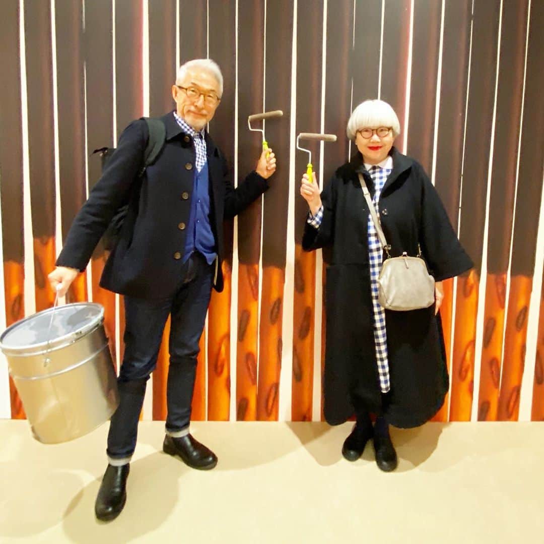のインスタグラム：「山形県東根市の公益文化施設「まなびあテラス」で開催中の『MINIATURE LIFE展～田中達也　見立ての世界～』を観に行ってきました。 @tanaka_tatsuya  朝ドラ「ひよっこ」のタイトルバックでも有名で、Instagramもフォローしていて、日頃から楽しく拝見させていただいていたのですが、その本物を観ることができて感激でした‼️😍😍 精巧な作りに驚くとともに、アイデアの素晴らしさに感嘆しました😳😳 会場内の作品は全て撮影可で、フォトスポットもあってとても楽しめました。 ＊ 【展覧会概要】 ようこそ！ミニチュア・アートの楽しい世界へ クロワッサンが青空に浮かぶ雲に、ブロッコリーが大きな木に、プリンが南の島に…。 ミニチュア写真家・田中達也氏は、日常のものを題材にして見立てた写真作品を2011年から1日も休むことなくインターネット上で発表しています。その作品世界は、思わずくすっと笑ってしまったり、さすが！と唸ってしまうような楽しいものばかり。なんとSNSのフォロワーは海外を含め200万人を超え、さらに増え続けています。 2017年NHKの連続テレビ小説「ひよっこ」のタイトルバックにも起用され、今最も旬なアーティストとして活躍しています。 本展覧会では、代表作約100点を選りすぐり額装展示するほか、実物のミニチュア作品もご覧いただけます。 ＊ 会期：2020年1月11日(土)〜3月1日(日) 開館時間：9:00～18:00(最終入場17:30まで) 休 館 日 ：1/14(火)、1/27(月)、2/10(月)、2/25(火) ＊ ＊ #田中達也ミニチュア展 #ミニチュアアート #まなびあテラス #夫婦 #60代 #ファッション #コーディネート #リンクコーデ #夫婦コーデ #グレイヘア #白髪 #共白髪 #couple #over60 #fashion #coordinate #instafashion #instagramjapan #greyhair #bonpon511」