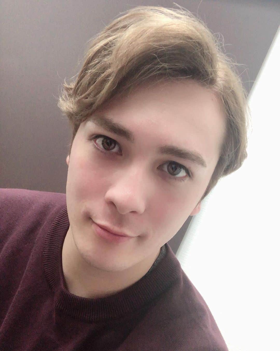 冨森ジャスティンのインスタグラム：「今日もありがとう😊 明日も頑張ります！ あっ、コメントきてたんだけど、僕の瞳の色はカラコンじゃないですよー。 #帝都メルヒェン探偵録」