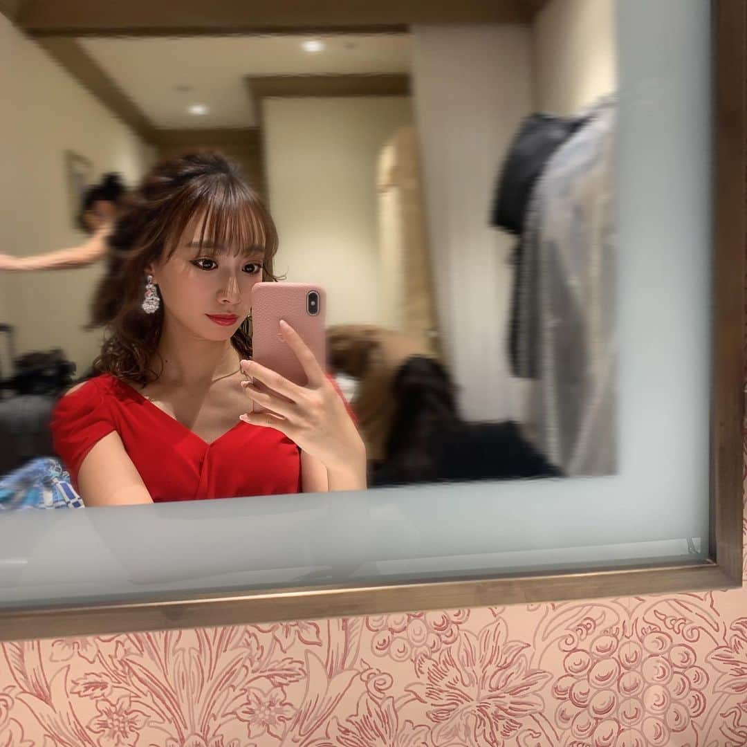 岡島彩花さんのインスタグラム写真 - (岡島彩花Instagram)「・ JFCA New year party でした🥳❤️ ・ また素敵な赤いドレスを着せて頂き ありがとうございました(・v・)♡ ・ 今年もよろしくお願い致します♢ ・ ・ 私の今のiPhoneケースは、 @maisondesabre さんの☺︎ イニシャルとか自分の好きな文字入れられるの！ わたしは、"#R♡"って入れたよ〜！ 大好きな愛犬ロイのイニシャル🐶 自分の好きな文字入れられるの嬉しいよね😊 ・ 気になる方はタグから飛んでみて下さい👼🏼 ・ #JFCA #イブニングドレス #グランプリ #iPhoneケース　#イニシャル」1月31日 0時17分 - okajima_ayaka