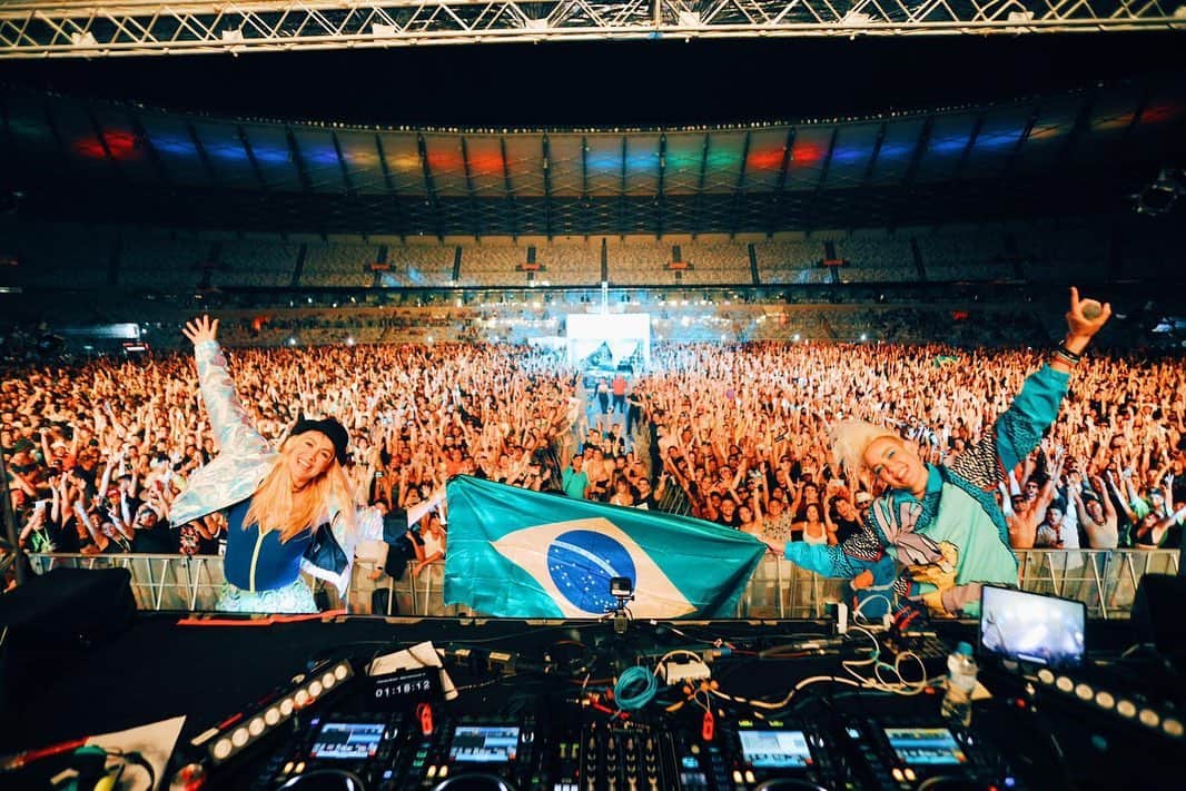 NERVOさんのインスタグラム写真 - (NERVOInstagram)「BRAZIL!! - we have been lucky enough to already play 5 shows in your beautiful country this year. The vibes are strong. 8AM strong! 20,000 people strong on any given Saturday night strong! 💪🏻💪🏻 Minds blown, hearts full, OBRIGADA 1000 times over!! 🙏Thank you for an amazing start to a new year and a new decade 🎉 See you for Carnival in the next month 🇧🇷🇧🇷❤❤🎇🎇🥳🥳 #2020 #brazil #AHHHHmazing」1月31日 0時20分 - nervomusic
