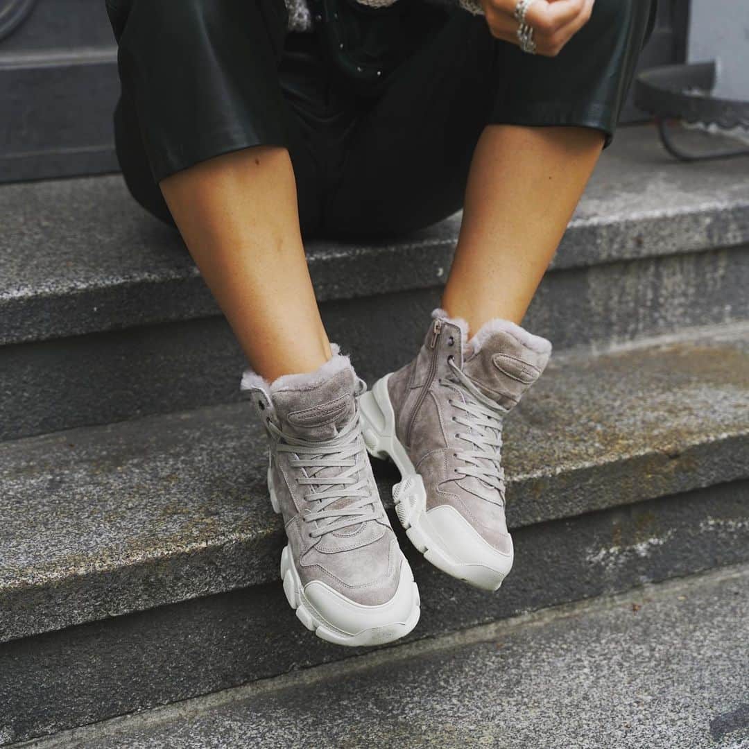 のインスタグラム：「what about some cozy lambskin sneakers? ✌🏼 #kennelundschmenger #cozy #sneakers #outfitinspiration #sale #fallwinter」