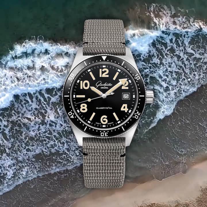 のインスタグラム：「Dive into the Original: the new Spezialist collection comprises the SeaQ line of timepieces created for modern adventurers, equipped with water resistant straps, stellar legibility and a selection of robust materials. ⁠⠀ ⁠⠀ #GlashütteOriginal #GlashuetteOriginal #SeaQ #PanoramaDate #blackdial #Spezialist #vintageinspired #divewatch #diverswatch #sportswatch #madeingermany #wotd #watchesofinstagram⁠⠀」