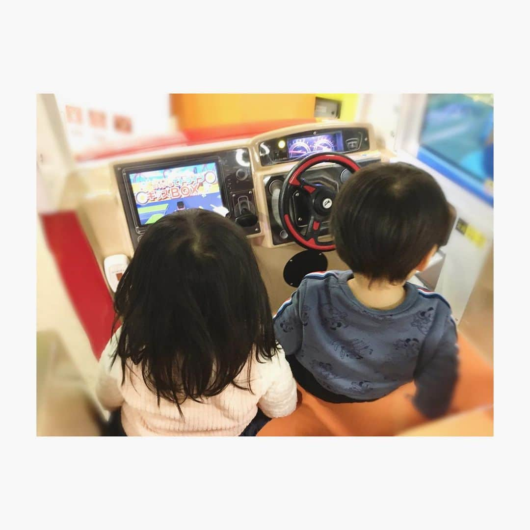 松尾依里佳さんのインスタグラム写真 - (松尾依里佳Instagram)「自動運転車🚘 #まつおさんちの子育て　 #娘#1歳11ヶ月 #同じ学年になる#甥っ子くんと#いとこ同士#仲良し #乗り物好きなお年頃 #先日のこと」1月31日 0時38分 - erika.matsuo