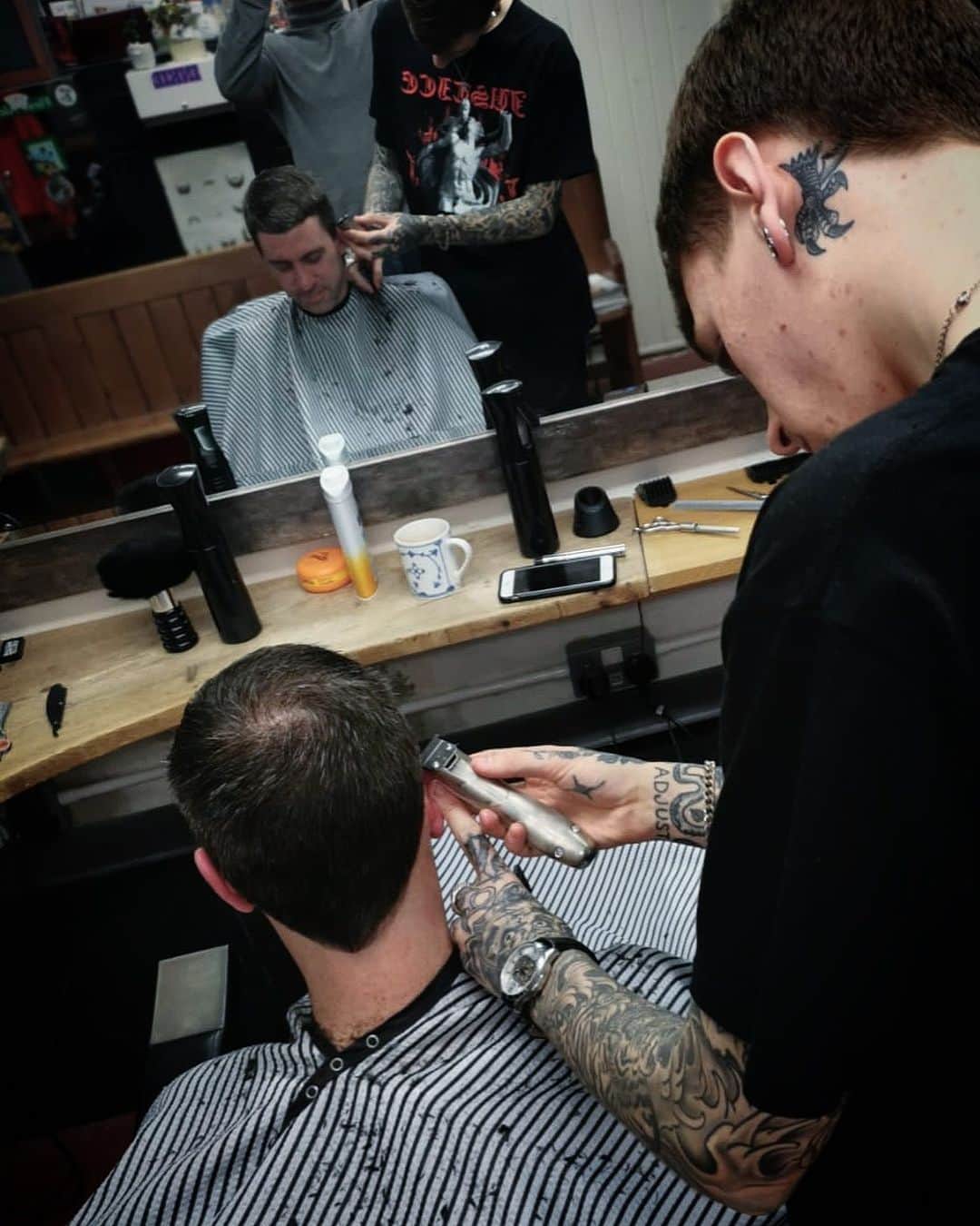 disneydescendantsのインスタグラム：「Giving the boss a trim and get papped by @garethbannister_tattooer 💚」