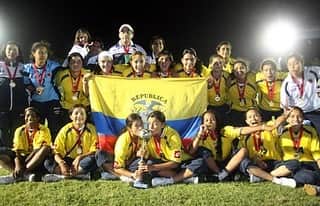 サッカー コロンビア代表チームのインスタグラム：「#TBT Hace 12 años nuestra Selección Colombia Femenina Sub-17 se consagraba campeona del Sudamericano disputado en Chile. 💪🤙 📸 Fotos vía: Marco Muga」