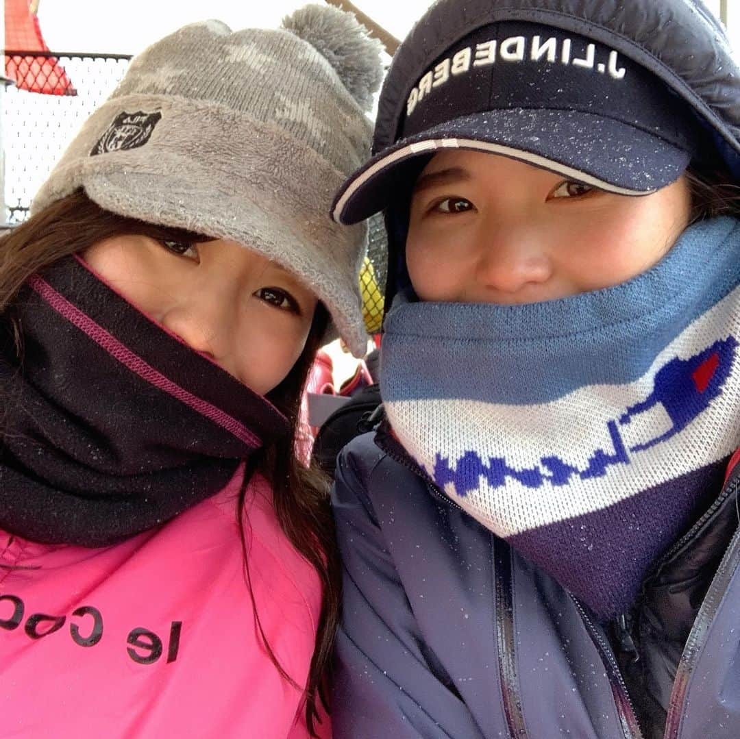 にゃんさんゴルフさんのインスタグラム写真 - (にゃんさんゴルフInstagram)「. . こないだ吹雪の中 ゴルフ！☃️ レインウェア😂 . ネックウォーマーで顔半分隠れてるww . ショートホール、 バーディパット失敗www . 寒すぎて熱燗にはしった🍶 . . そしてたまたまゆっこが前の組にいたよ🤣👍 . #千葉#千葉ゴルフ#雪ゴルフ#吹雪#熱燗 #冬ゴルフウェア#レインウェア#チャンピオンゴルフ#ゴルフ女子#ロッテ皆吉台#ルコックゴルフ#ルコックレインウェア #golfgirl  #bridgestonegolf#bridgestone#ladiesgolf#golfhotties#golfbabes #golflife #golfstagram #japanesegirl #lovegolf  #golfer #instagolf #lemon#スポーツ女子 #골프 #모델 #한국#高尔夫球」1月31日 1時13分 - miiiii0228