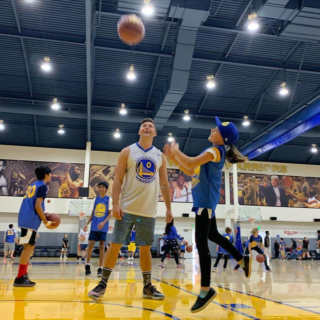 ジェシカ・シーバさんのインスタグラム写真 - (ジェシカ・シーバInstagram)「My boys especially -Justin, Jack and Beau -live and breathe the game of basketball. They play every day, on wooden gym courts and concrete school courts. In front of our house and inside our house, on the toilet (yep), and in hotel rooms. They check scores and follow players religiously.  The news about Kobe and Gianna, along with the the Altobelli, Chester, Mauser and Zobayan families devastated us. Kobe was a hero, not in the literal sense, but to the countless people he personally helped. To his daughters and his fans and those who really love to watch him and appreciate the game. And to my boys, who saw a legend who worked hard for his success.  I’ve shared my thoughts in stories mostly, but I keep coming back to this: Kobe was a brilliant player, a wonderful dad and a thoughtful advocate. He was also a complex, flawed human, a common trait amongst us mortals. I do not discount the stories of survivors and hold space for complicated feelings.  And you know, if we aren’t living each one of our days by putting in work to acknowledge our flaws and truly listen and see the communities and layers of complicated human stuff around us, then what are we even doing?  Link to MambaOnThree in my profile.」1月31日 12時11分 - mommasgonecity