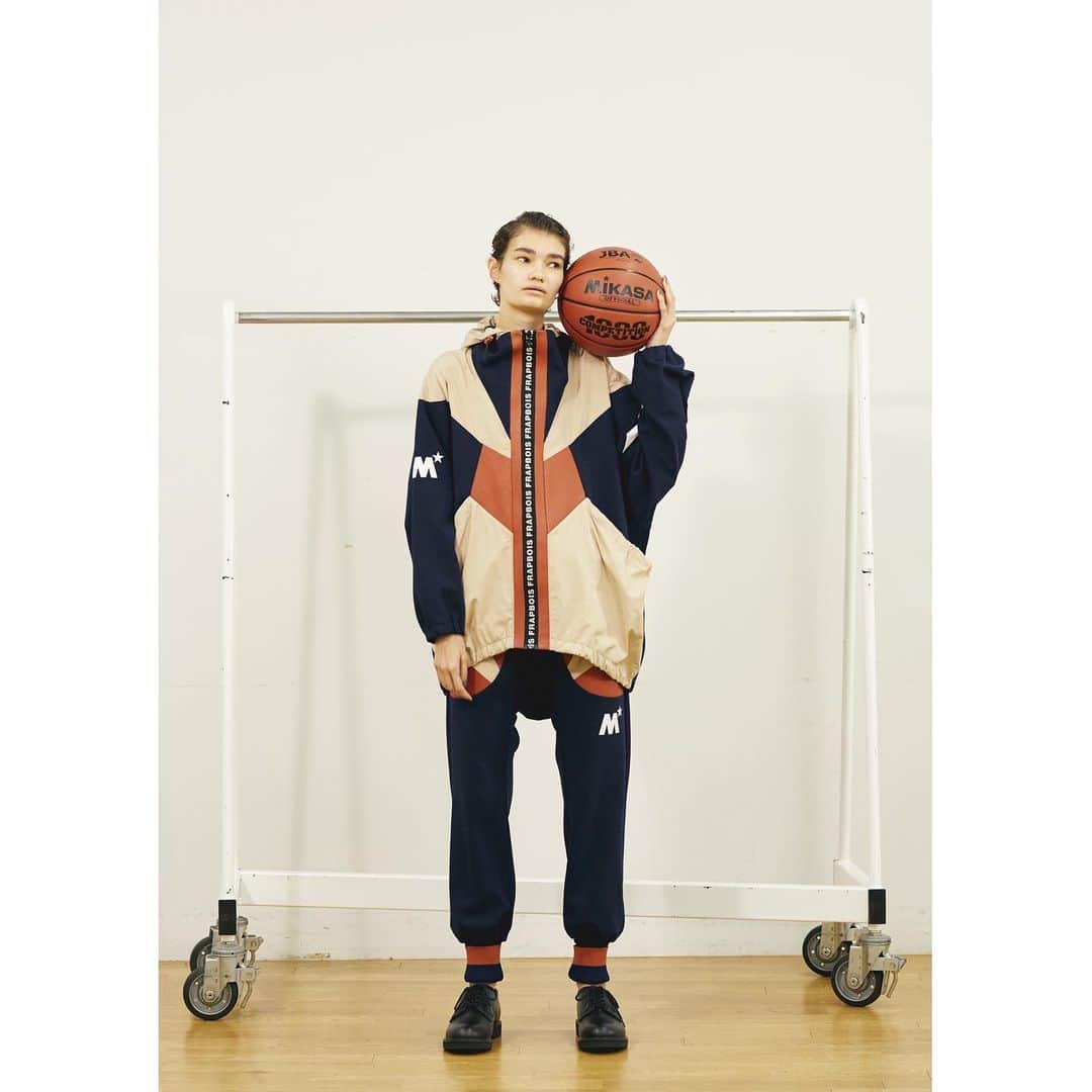 のインスタグラム：「FRAPBOIS×MiKASA  IN STORES ON 2.8(SAT)  BIGI ONLINE STORE / ZOZOTOWN / FRAPBOIS各ショップにて、先行予約を行なっております。  #frapbois #フラボア #2020 #spring #summer #mikasa #ミカサ #collaboration #コラボレーション #コラボ #blouson #ブルゾン #oversize #オーバーサイズ #pants #パンツ #イージーパンツ #basketball #バスケットボール #olympic #オリンピック #tokyo #japan」