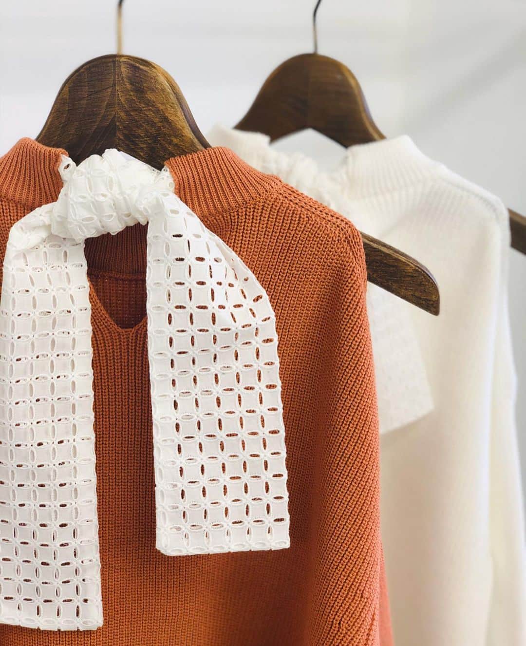 イリアンローヴさんのインスタグラム写真 - (イリアンローヴInstagram)「…iliannloeb 20ss collection… ・ ・ 綿とポリエステルのリリヤーン糸を使用しています。  肩の肌見せをセクシーになりすぎずに取り入れていただける ボウタイ付きプルオーバー。 袖が自然に広がった遊び心のあるデザインです。 ・ ・  #iliannloeb #イリアンローブ #イリアンローヴ #knit #ニット #knitwear #fashion #japanknit」1月31日 12時07分 - iliannloeb
