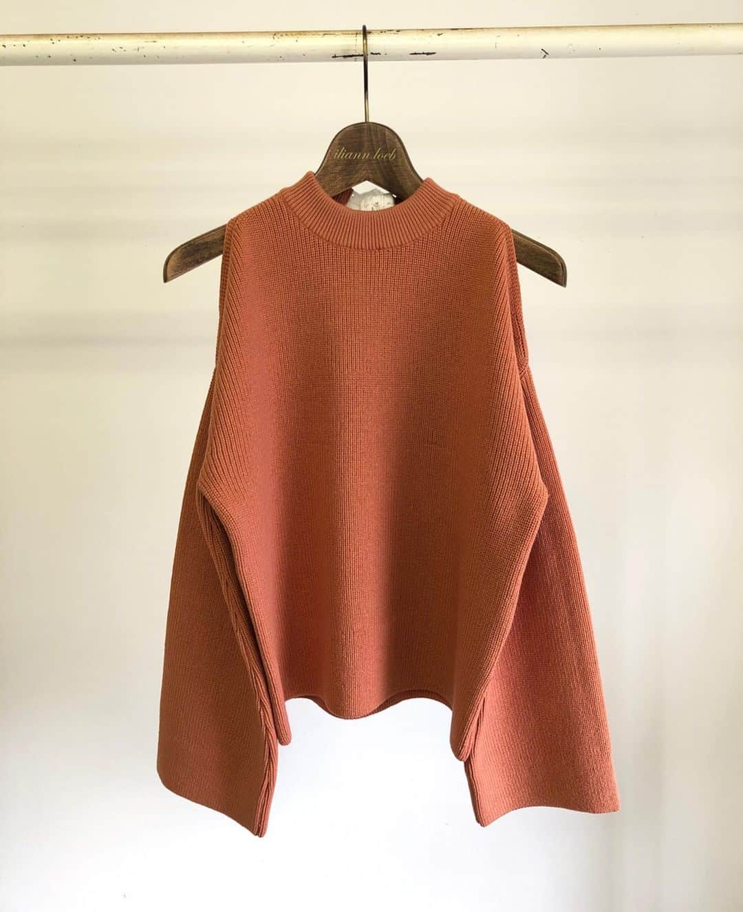 イリアンローヴのインスタグラム：「…iliannloeb 20ss collection… ・ ・ 綿とポリエステルのリリヤーン糸を使用しています。  肩の肌見せをセクシーになりすぎずに取り入れていただける ボウタイ付きプルオーバー。 袖が自然に広がった遊び心のあるデザインです。 ・ ・  #iliannloeb #イリアンローブ #イリアンローヴ #knit #ニット #knitwear #fashion #japanknit」
