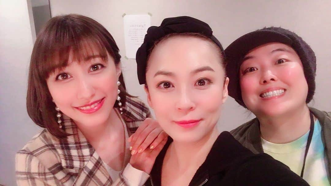 佐藤仁美さんのインスタグラム写真 - (佐藤仁美Instagram)「50シェイズ仲間が来てくれたー！楽しんでくれたみたいで、よかた。さー！今日は、東京千秋楽！ラスト1！がんばんんべ！ #50シェイズ #玉置成実　ちゃん #安田かな　ちゃん #七転抜刀 #シアターコクーン」1月31日 10時47分 - sato.hitomi.19791010