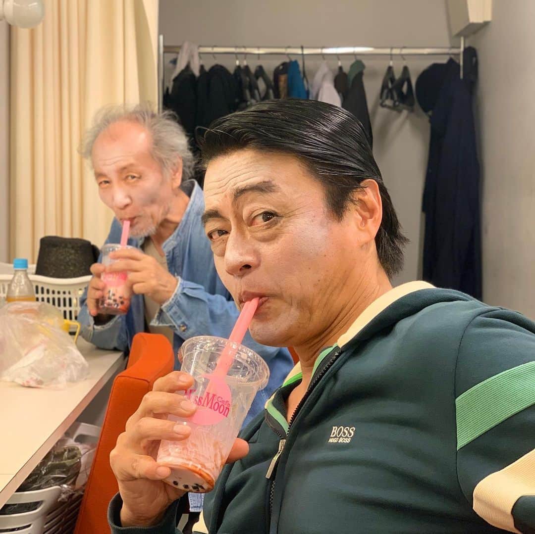 松尾諭のインスタグラム：「ダンサーRuuちゃんの差し入れ、福島MissMoonCafeのタピオカいちごミルクが激ウマでおじさん達も大絶賛の画。 豪太くんはもはや乙女になってます。 #ruu #神保悟志  #小林勝也  #渡部豪太  #missmooncafe  #アルトゥロ・ウイの興隆」