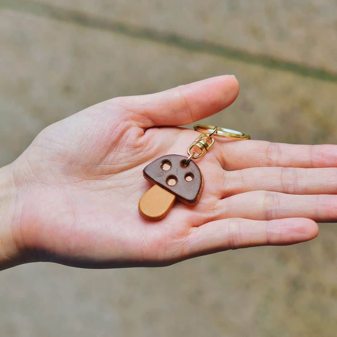 HERZ ヘルツさんのインスタグラム写真 - (HERZ ヘルツInstagram)「HERZより、新作キーホルダー登場のお知らせです。﻿ ﻿ 丸みのある傘と柄のバランスが絶妙な、ちょこんとした可愛い雰囲気のきのこ型キーホルダー(KE-210)です。﻿ 平面的な形なので、まとめて付けても邪魔になりません。﻿ 2～3個を色違いで着けたりと遊び心をくすぐるアイテムです。﻿ ﻿ 自分用としてはもちろん、ちょっとしたプレゼントにもおすすめです。﻿ ヘルツ各店で本日より販売スタートです！！﻿ ﻿ #ヘルツ #キーホルダー #きのこキーホルダー #キノコキーホルダー #革キーホルダー #革 #レザー #革製品 #革小物 #革雑貨 #革職人 #作り手 #レザーバッグ #レザー小物  #herz #herzbag #leather #bag #leatherbag #leathergoods #madeinjapan #factory」1月31日 10時51分 - herz_bag