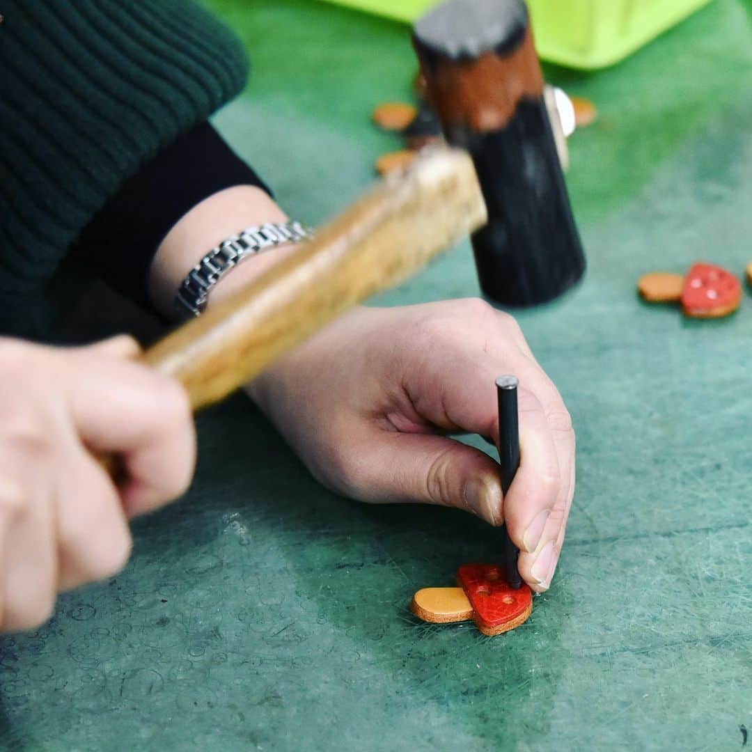 HERZ ヘルツさんのインスタグラム写真 - (HERZ ヘルツInstagram)「HERZより、新作キーホルダー登場のお知らせです。﻿ ﻿ 丸みのある傘と柄のバランスが絶妙な、ちょこんとした可愛い雰囲気のきのこ型キーホルダー(KE-210)です。﻿ 平面的な形なので、まとめて付けても邪魔になりません。﻿ 2～3個を色違いで着けたりと遊び心をくすぐるアイテムです。﻿ ﻿ 自分用としてはもちろん、ちょっとしたプレゼントにもおすすめです。﻿ ヘルツ各店で本日より販売スタートです！！﻿ ﻿ #ヘルツ #キーホルダー #きのこキーホルダー #キノコキーホルダー #革キーホルダー #革 #レザー #革製品 #革小物 #革雑貨 #革職人 #作り手 #レザーバッグ #レザー小物  #herz #herzbag #leather #bag #leatherbag #leathergoods #madeinjapan #factory」1月31日 10時51分 - herz_bag